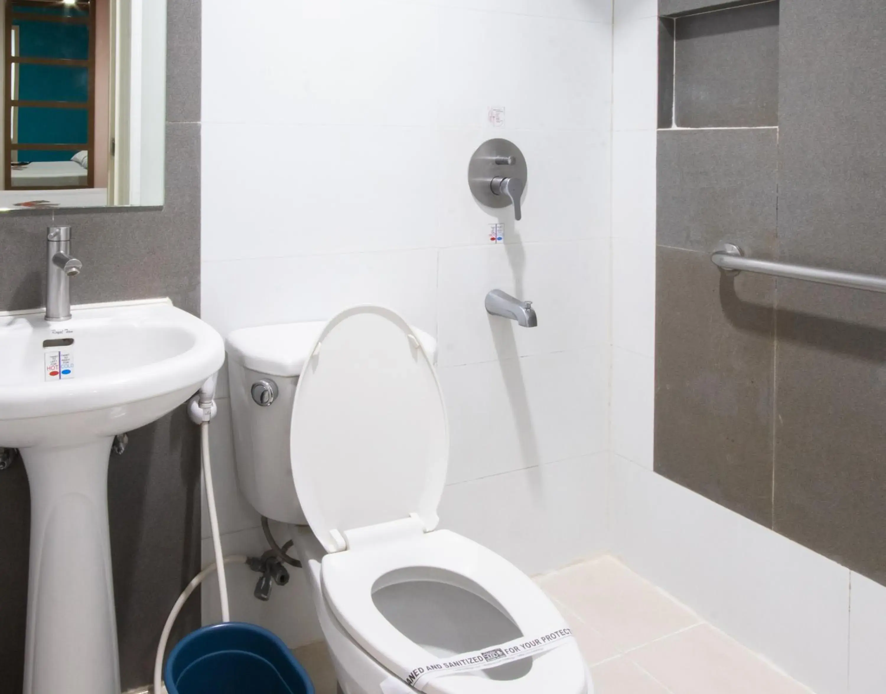 Bathroom in Hotel Sogo Santolan Bathroom in Hotel Sogo Santolan