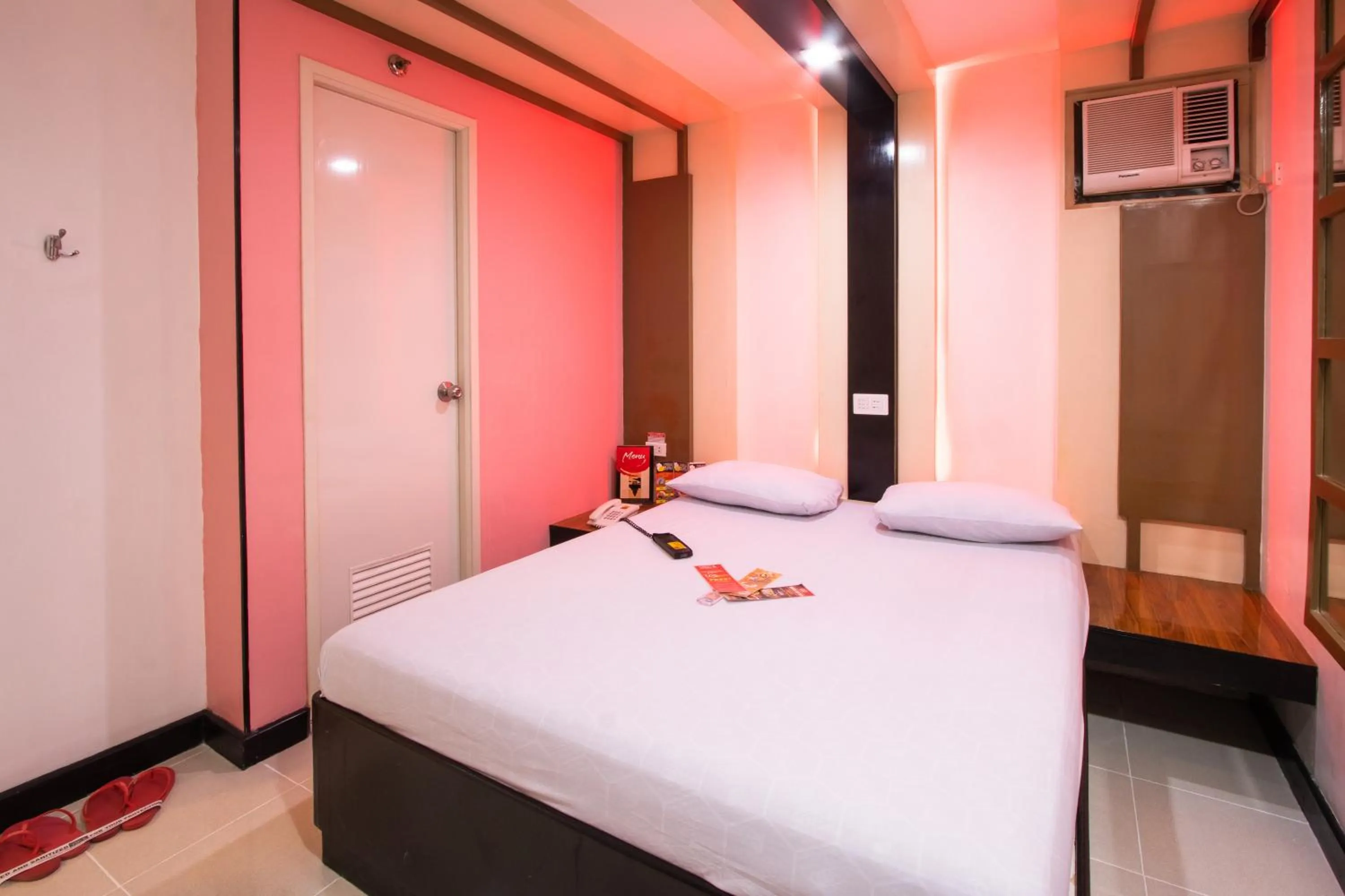 Photo of the whole room, Bed in Hotel Sogo Santolan