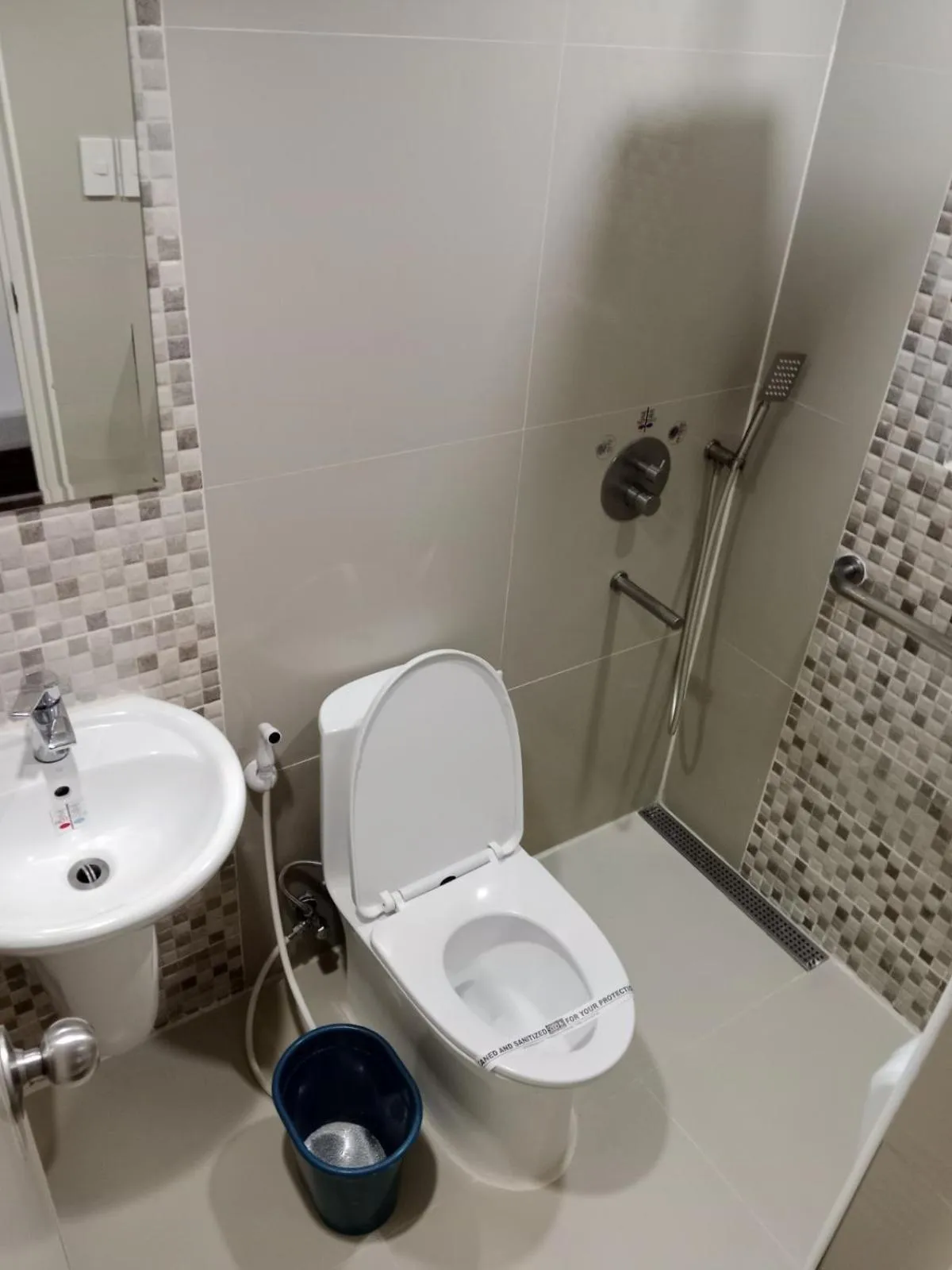 Shower in Hotel Sogo Mindanao Avenue