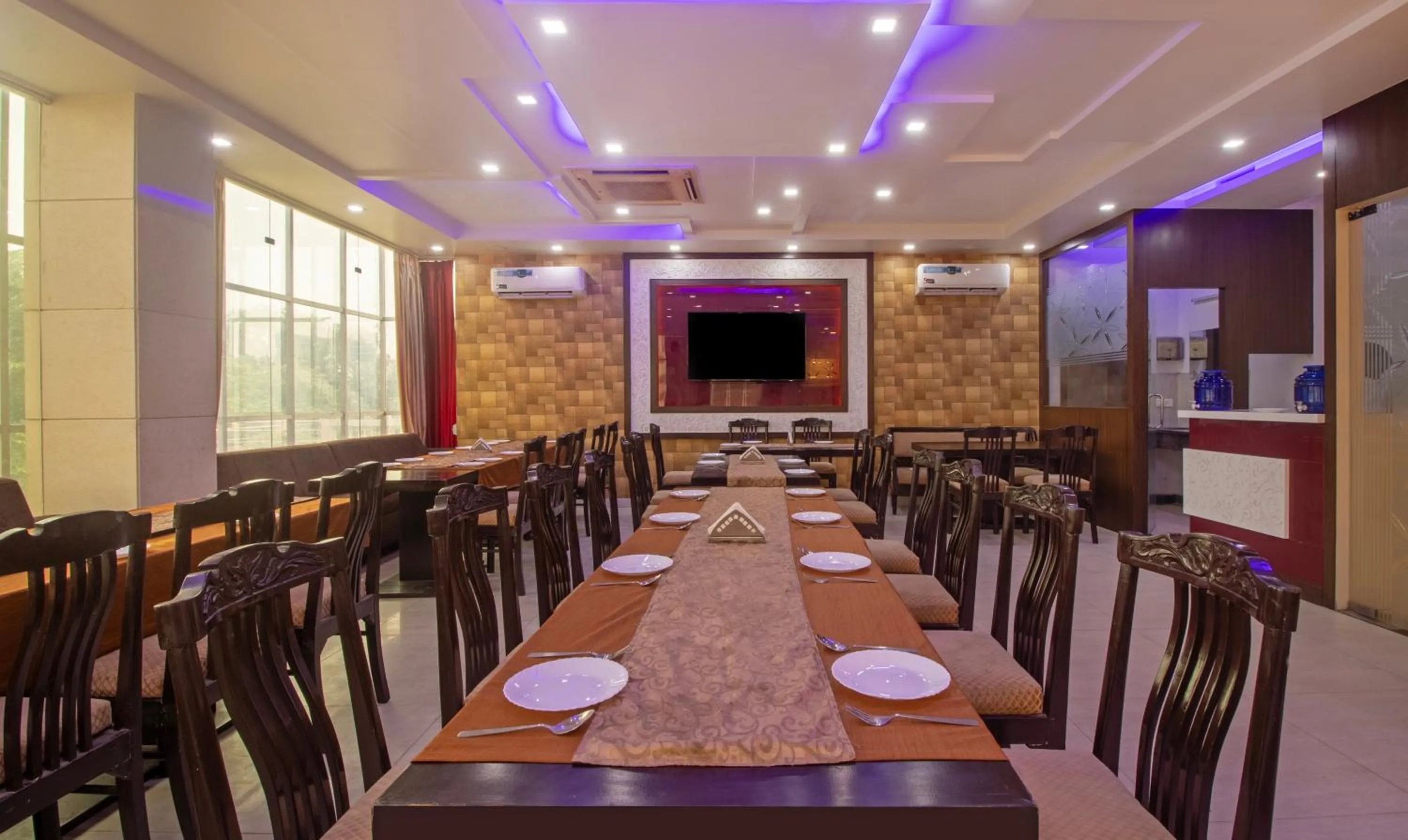 Restaurant/places to eat in Treebo Empire Red Carpet