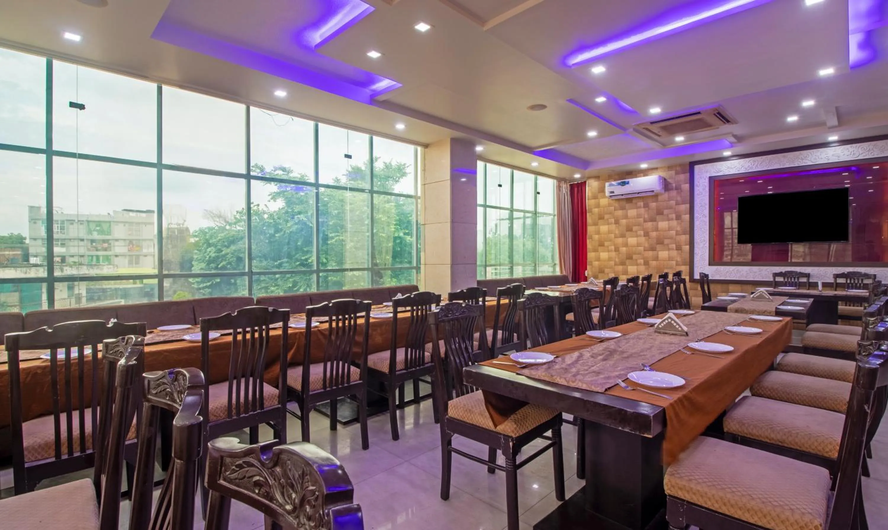 Restaurant/places to eat in Treebo Empire Red Carpet