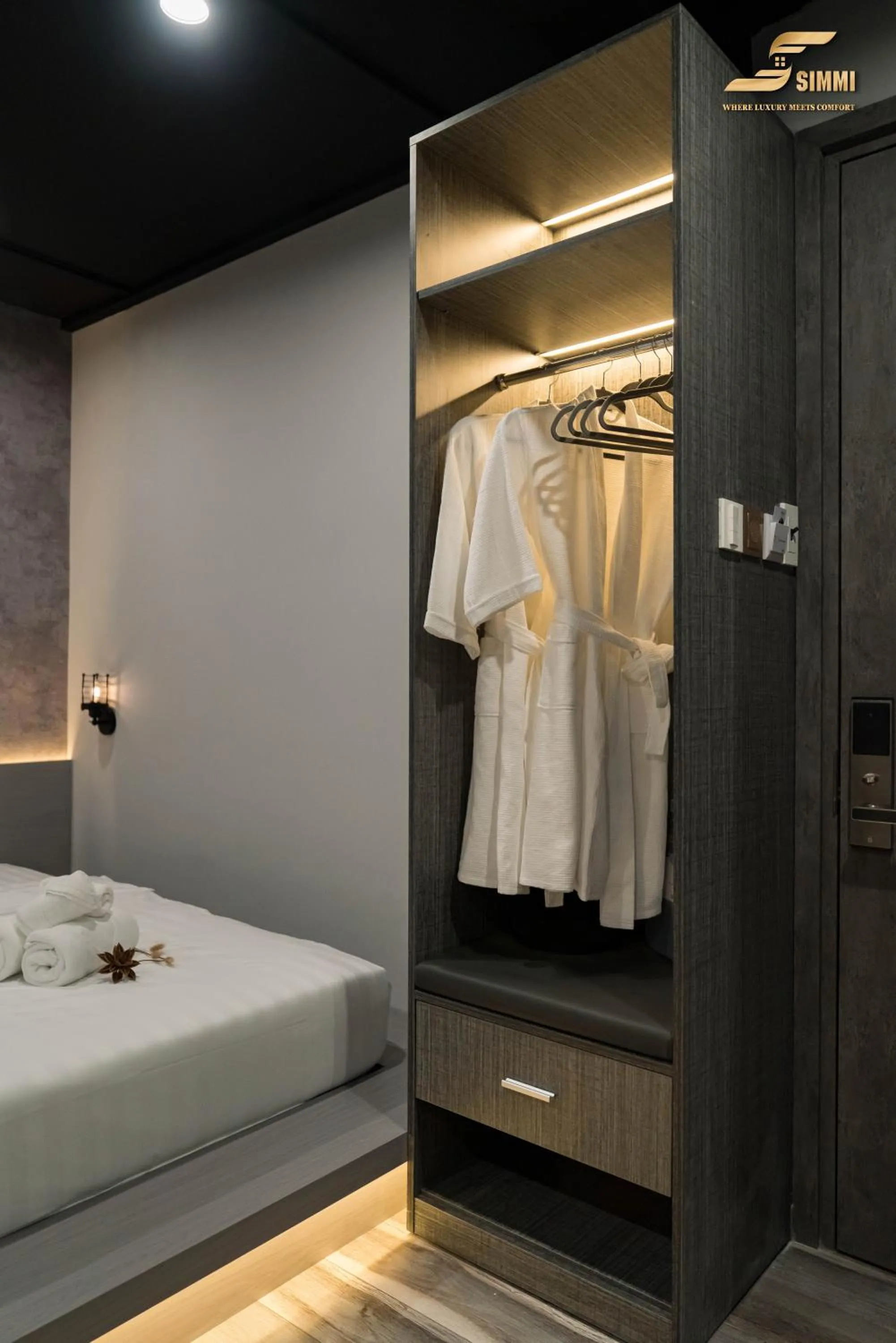 wardrobe, Bed in Simmi Signature Hotel & Apartment
