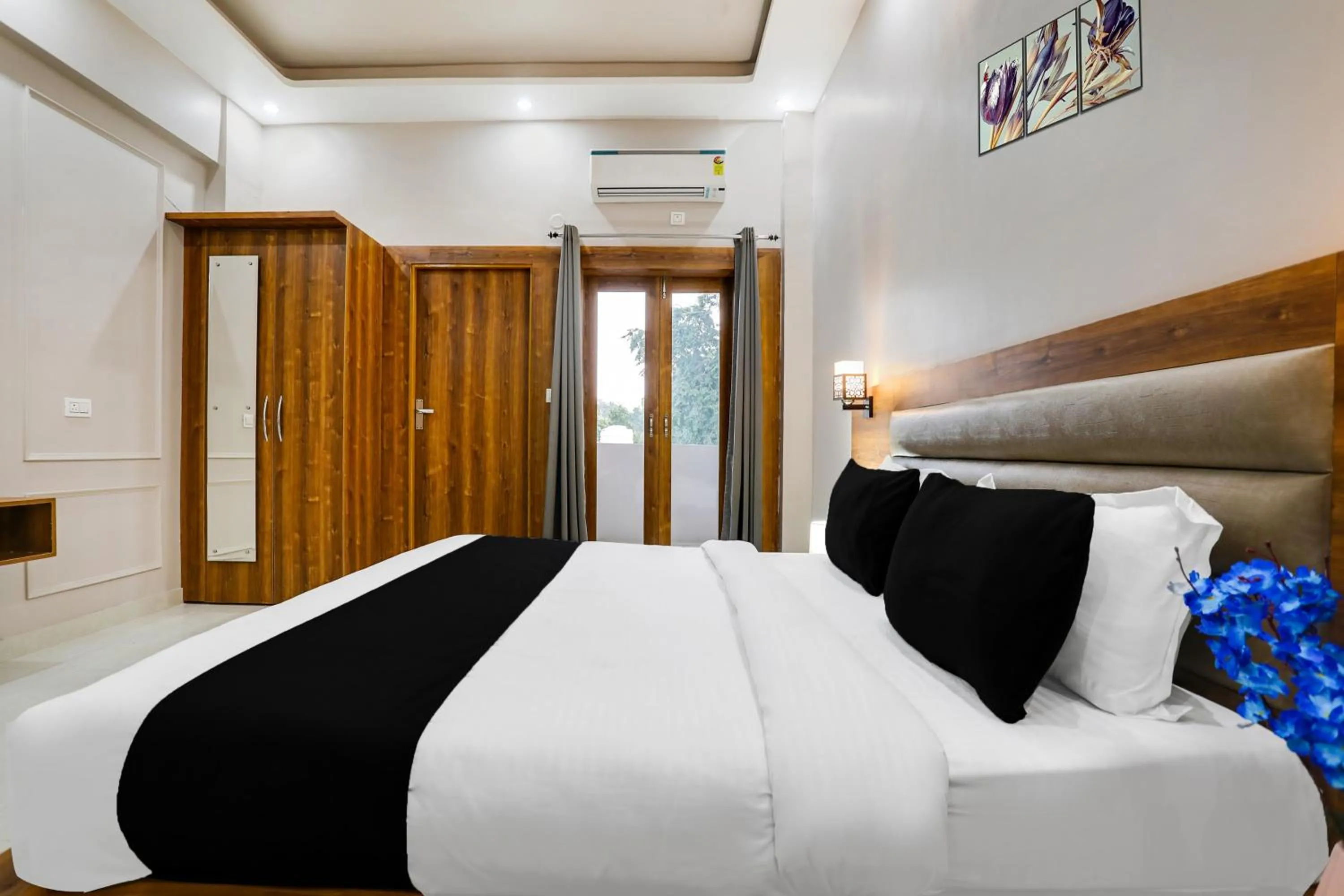 Bedroom, Bed in Super Townhouse Kathgharia Chowk