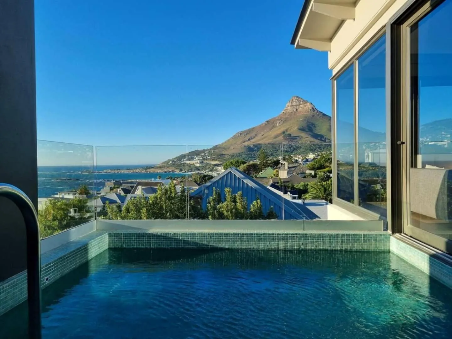 Amara 2 -Designer Penthouse with Solar Power