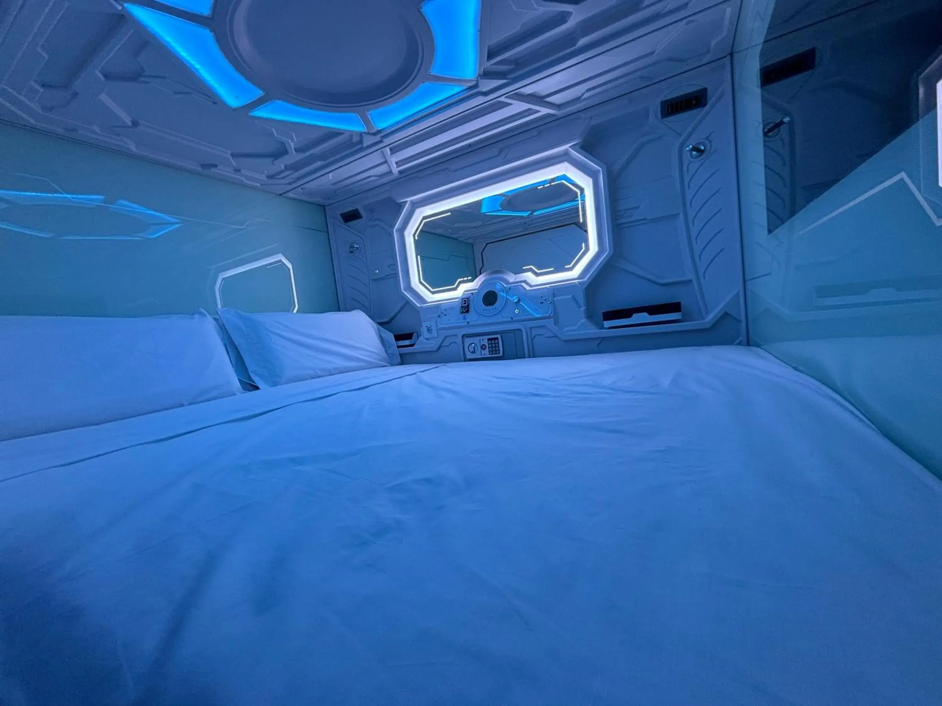 Capsule Deluxe Double Room in Futurotel Sevilla Capsule Deluxe Double Room in Futurotel Sevilla