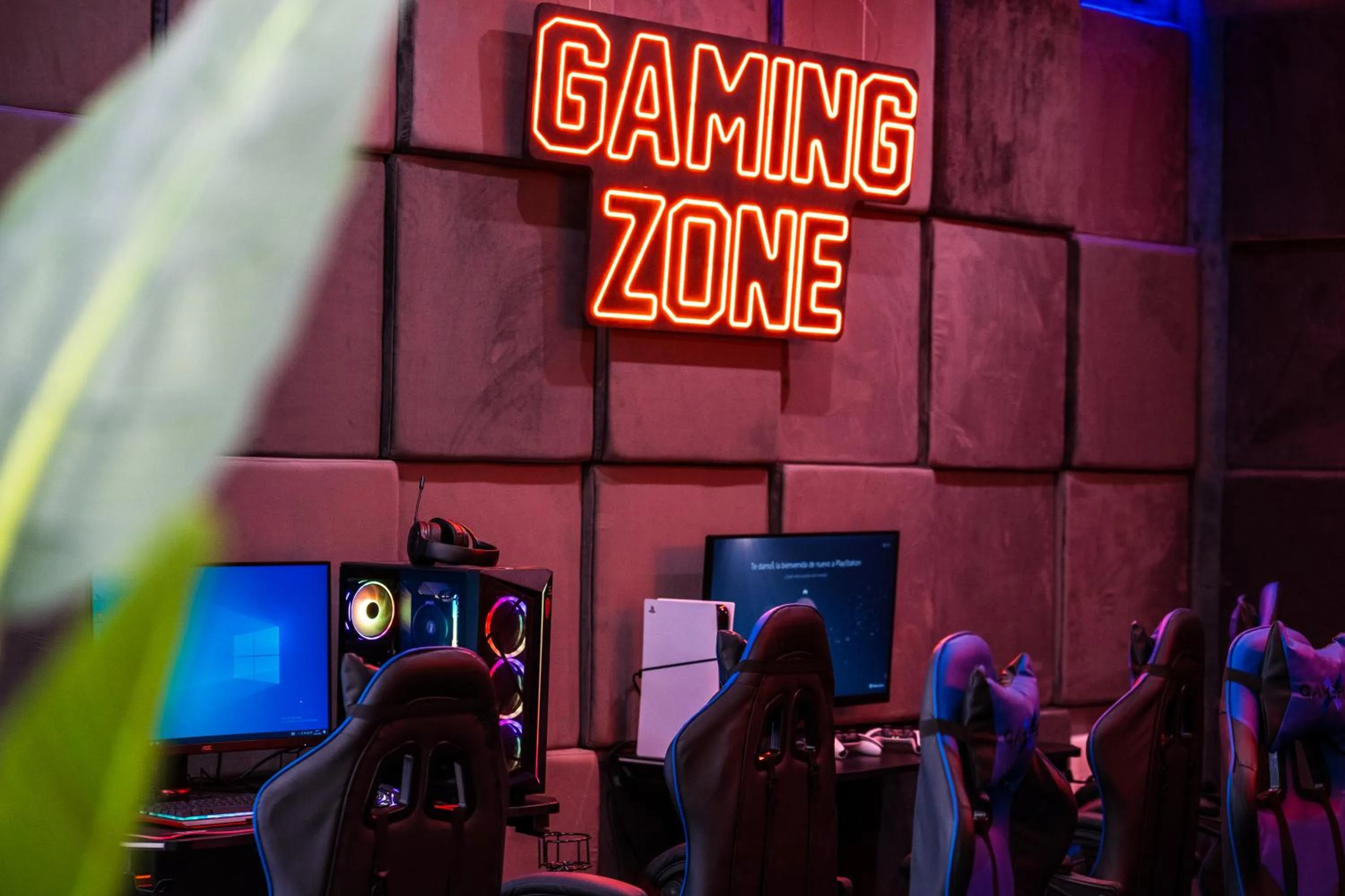 Communal lounge/ TV room in Futurotel Sevilla