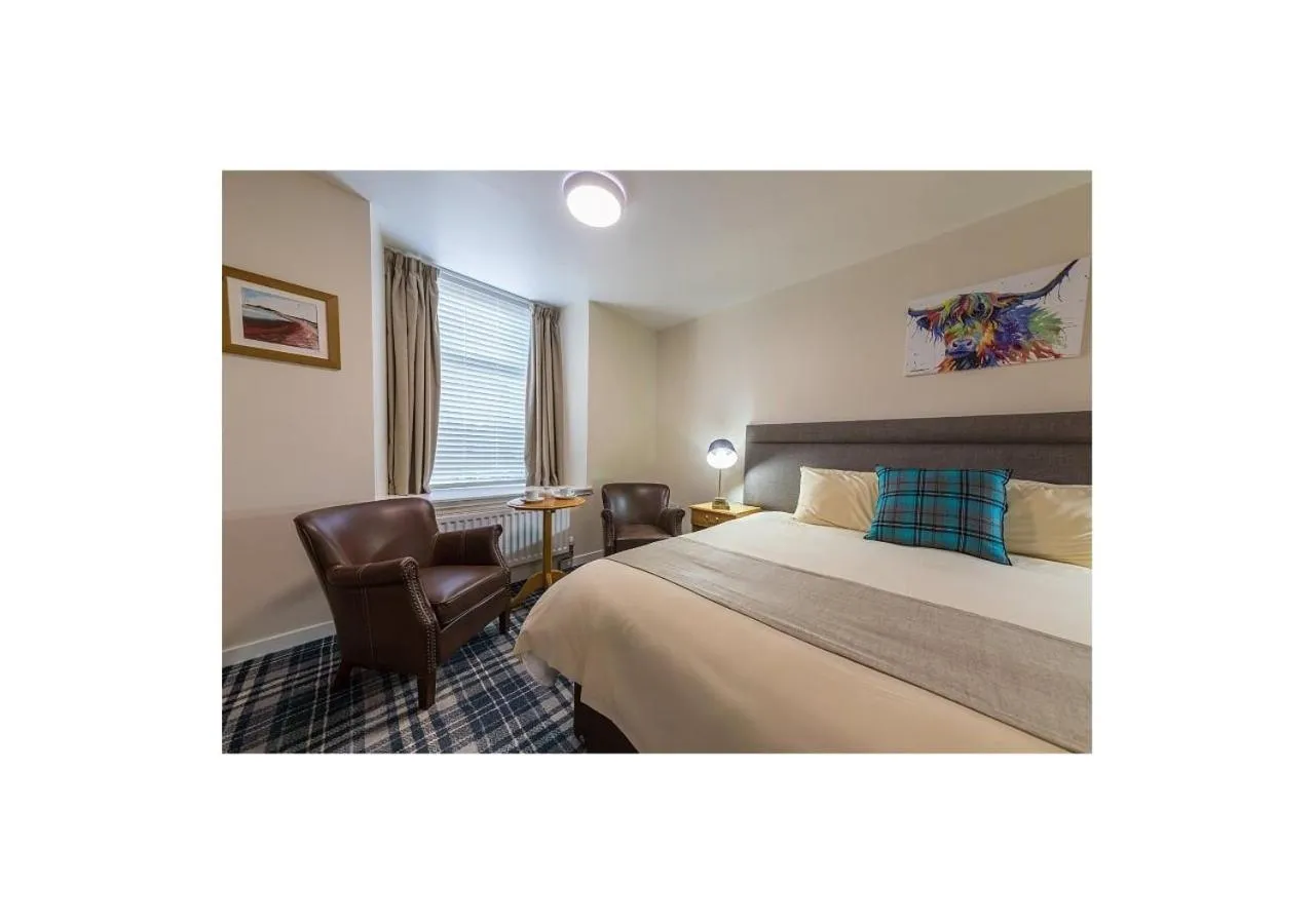 Bedroom, Bed in Castletown Hotel