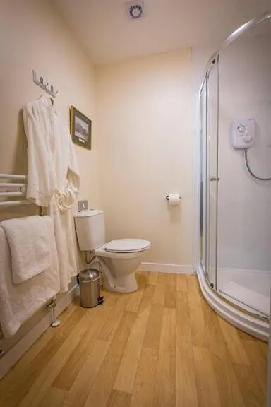 Shower in Castletown Hotel