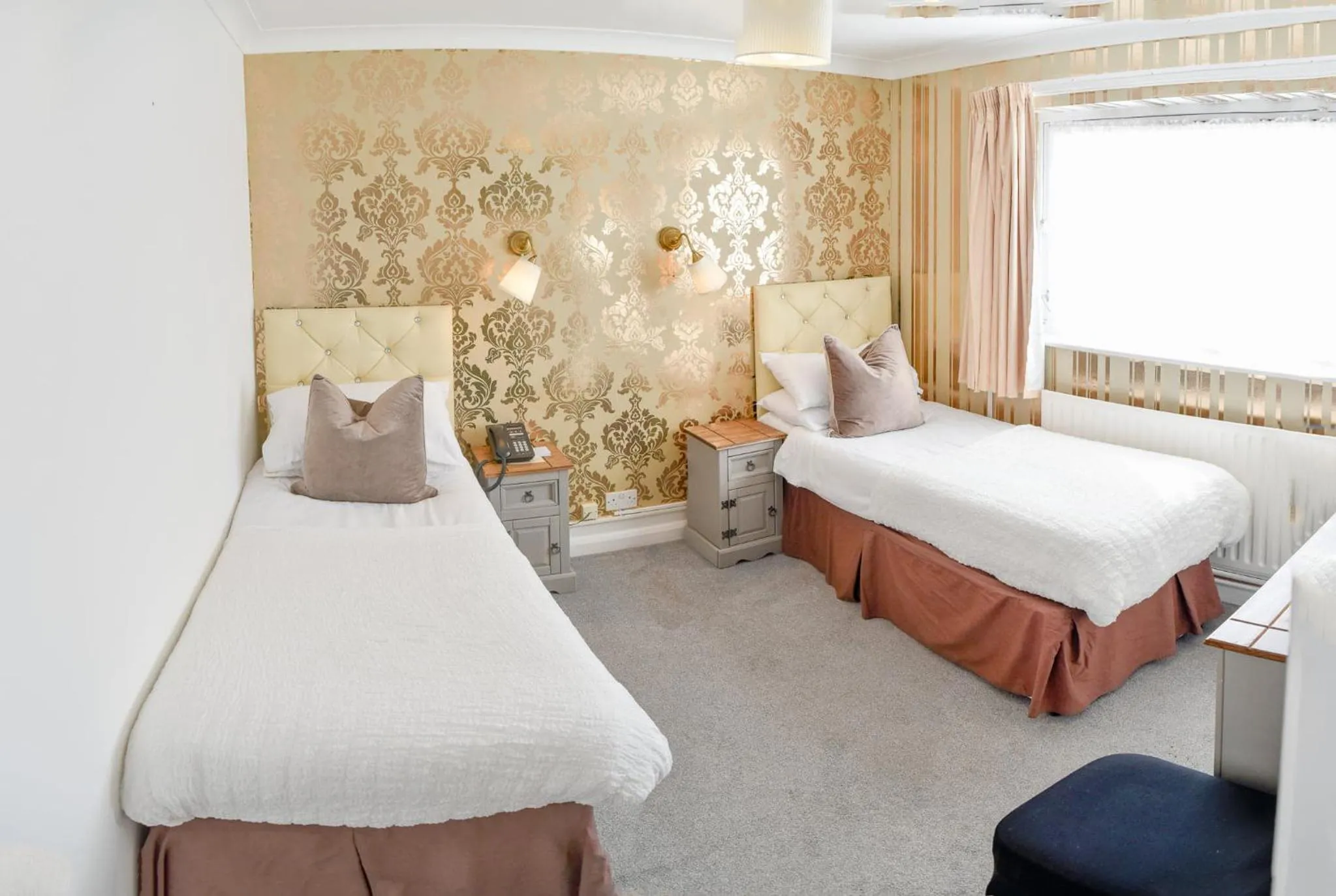 Budget Twin Room in The Hotel Commodore