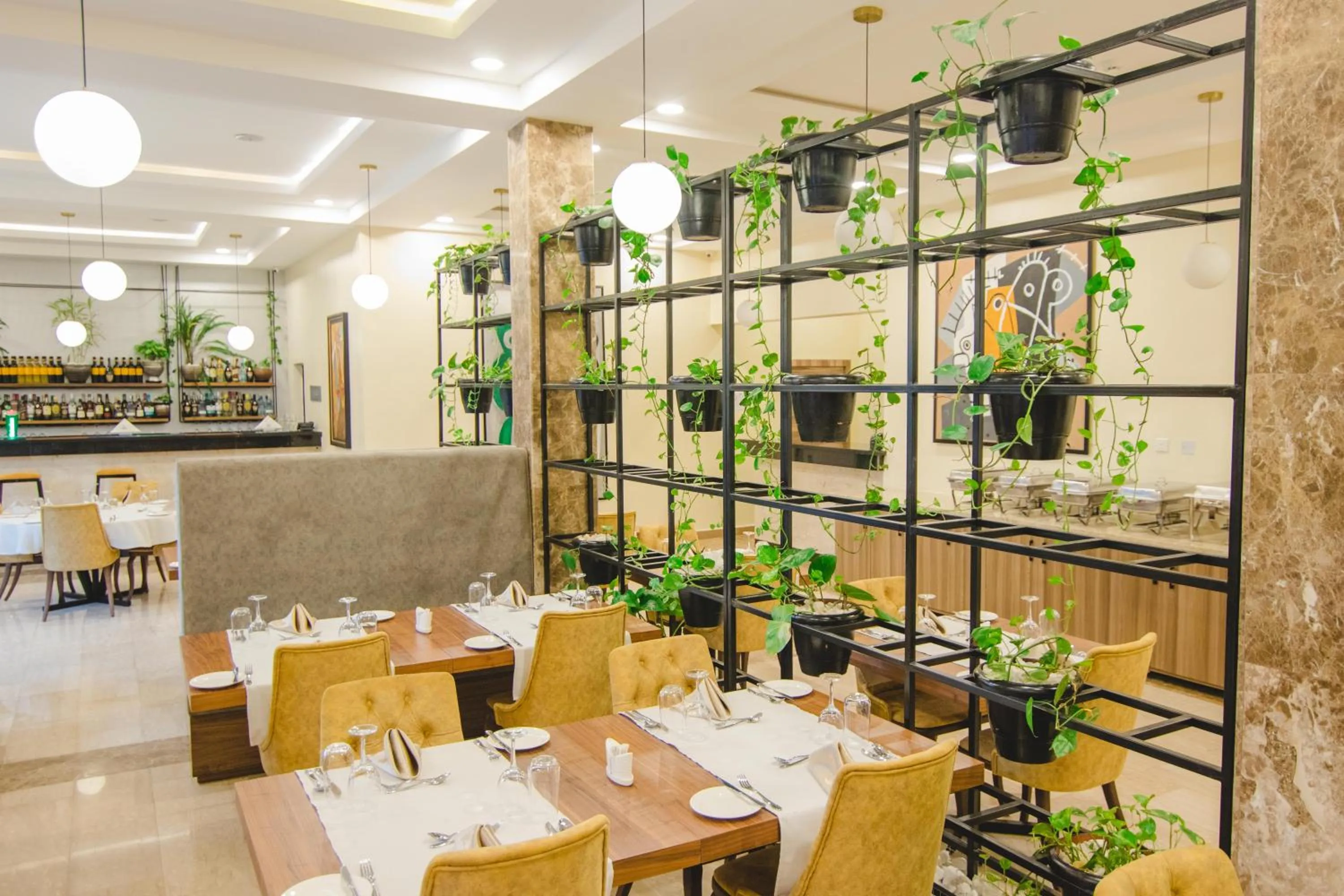 Restaurant/places to eat in BON Hotel Imperial