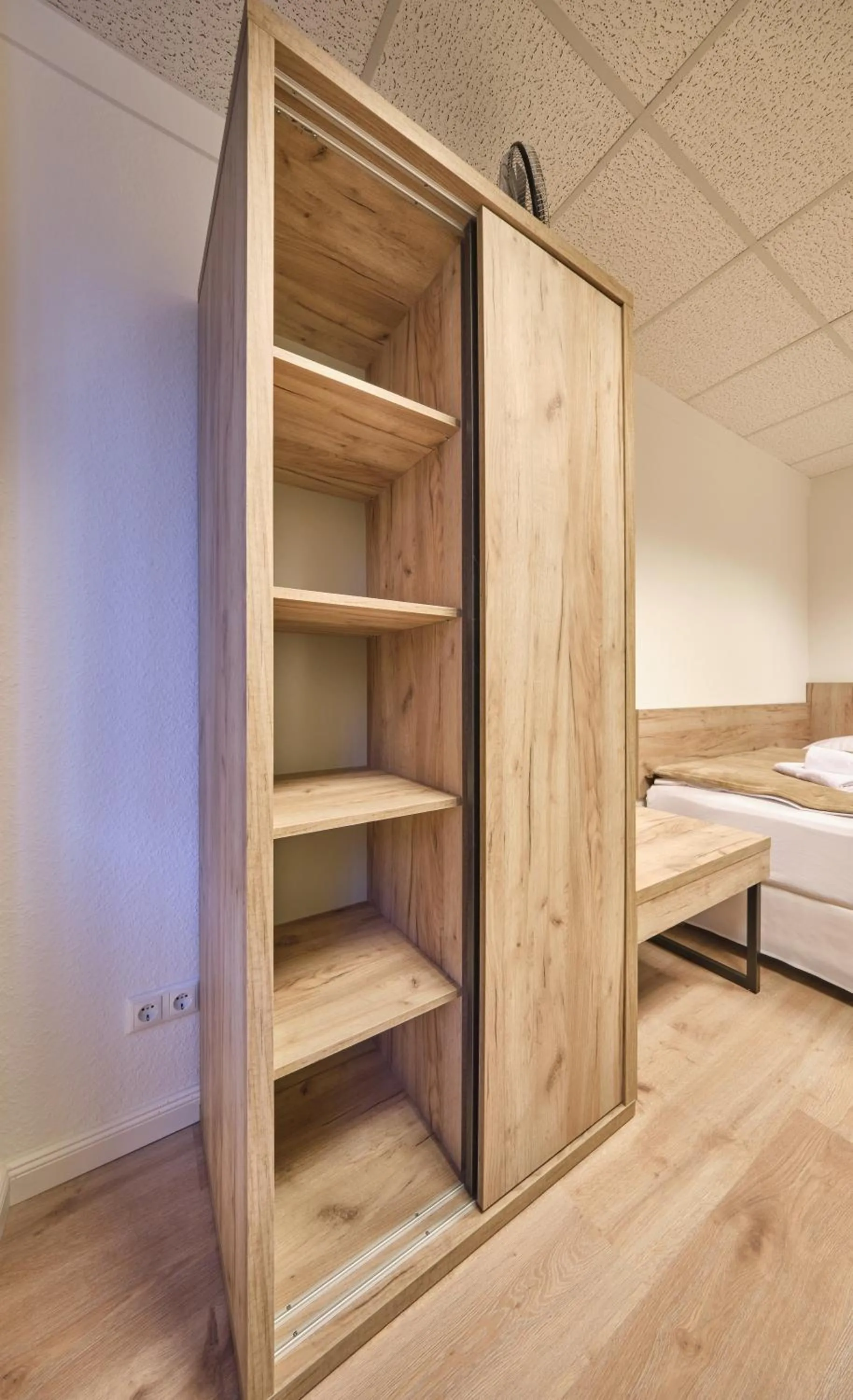Photo of the whole room, Bed in sleep1c