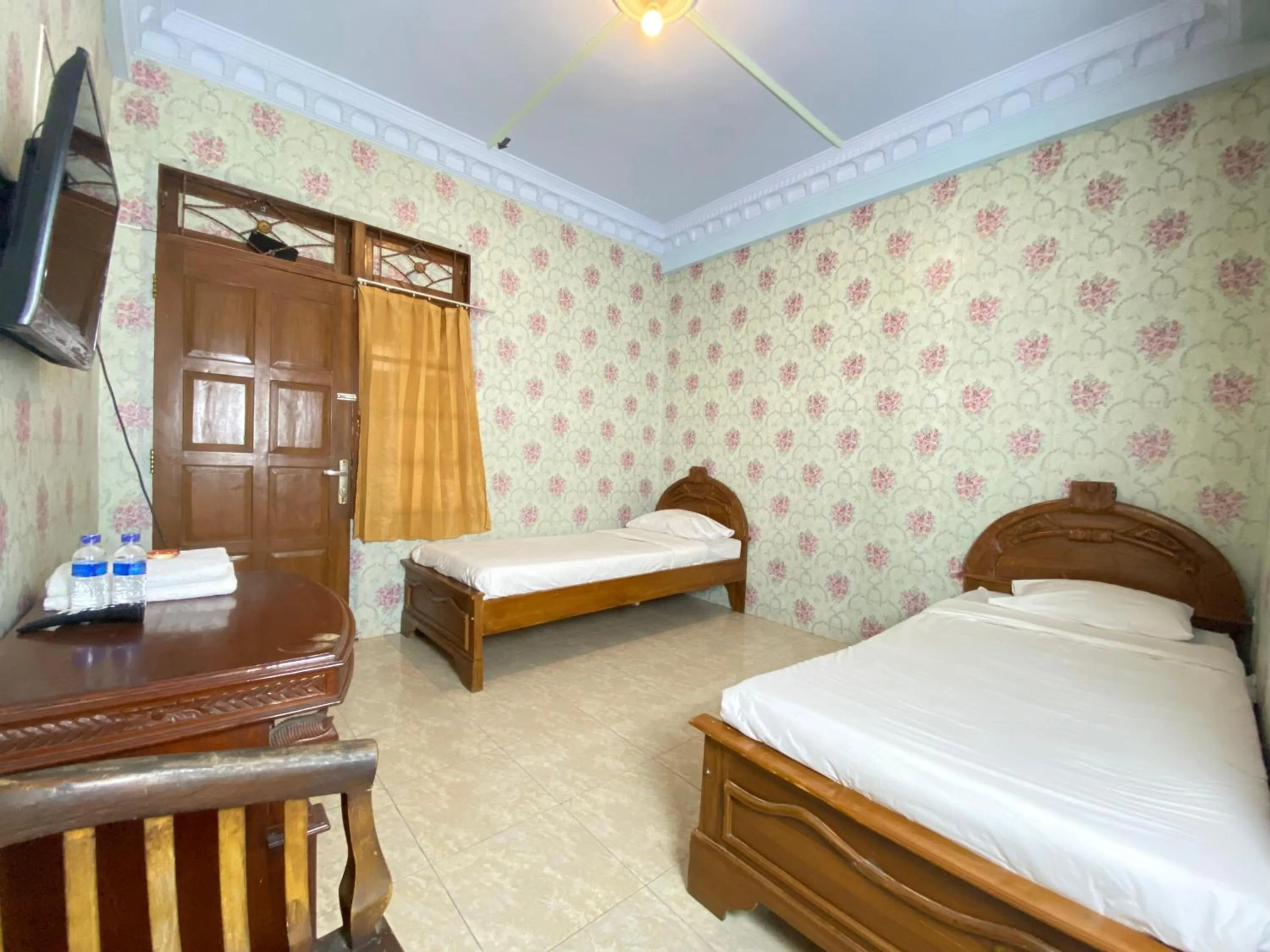 Bathroom, Bed in New Wijaya Hotel