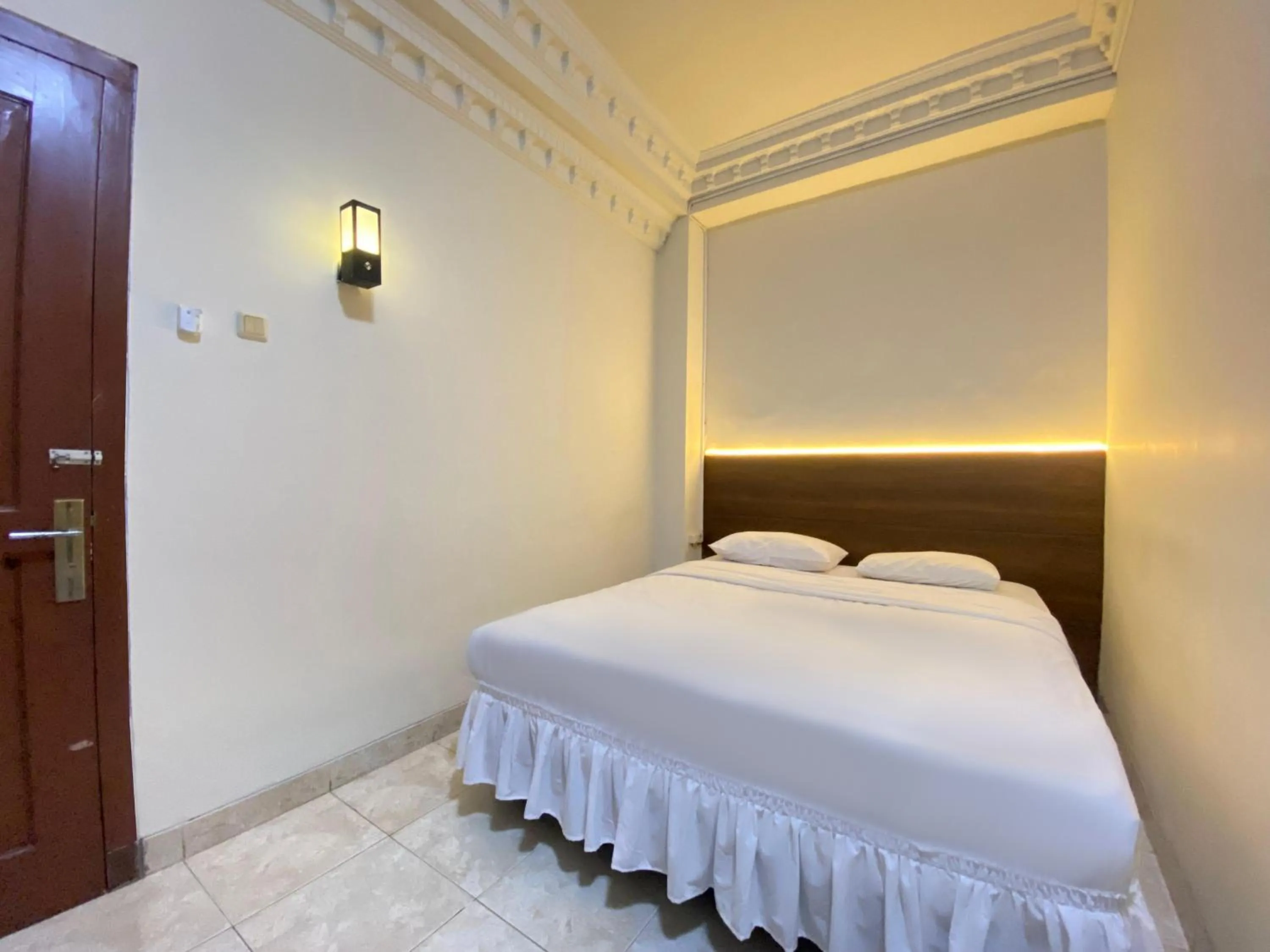 Floor plan, Bed in New Wijaya Hotel