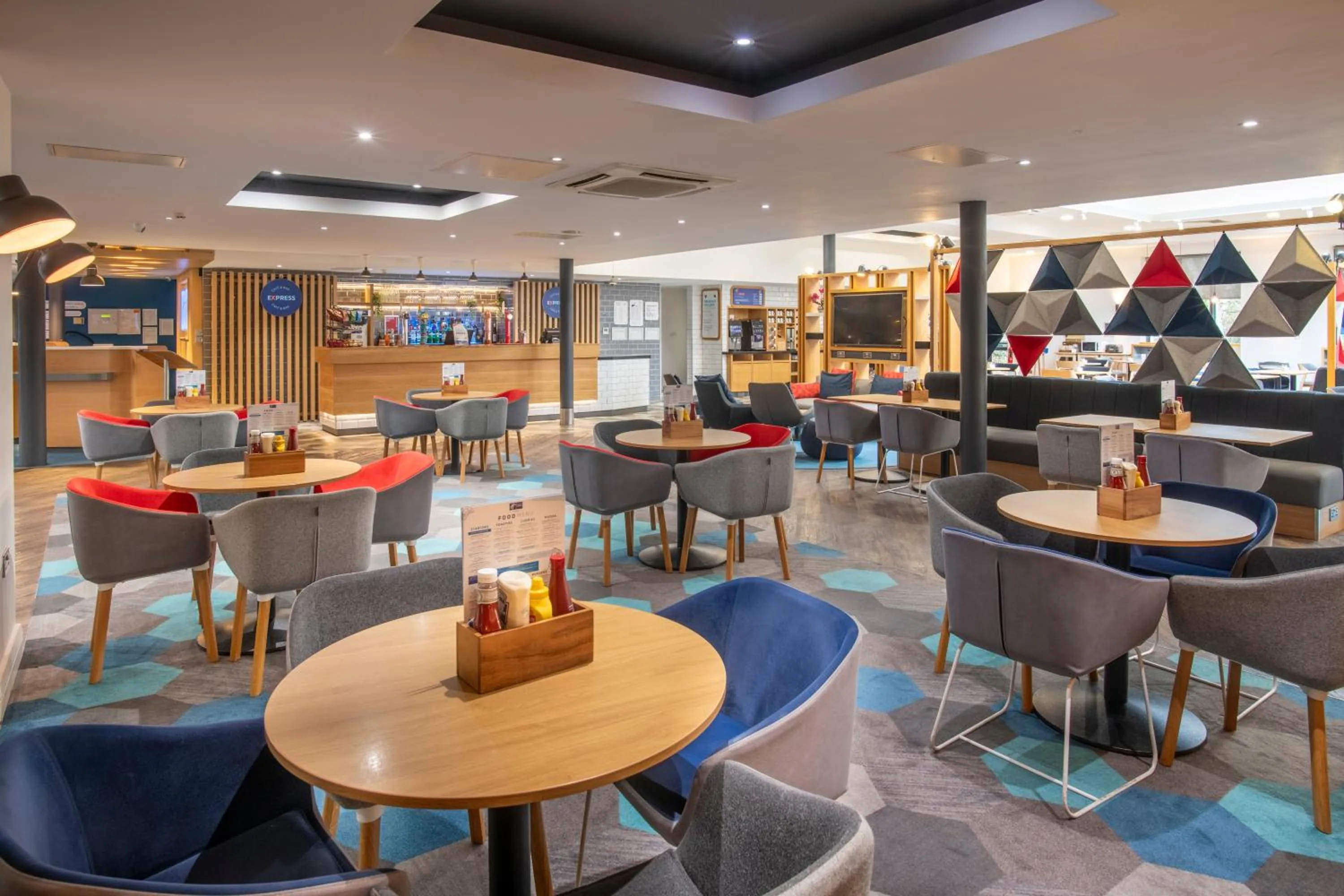 Lounge or bar in Holiday Inn Express Birmingham Airport NEC by IHG