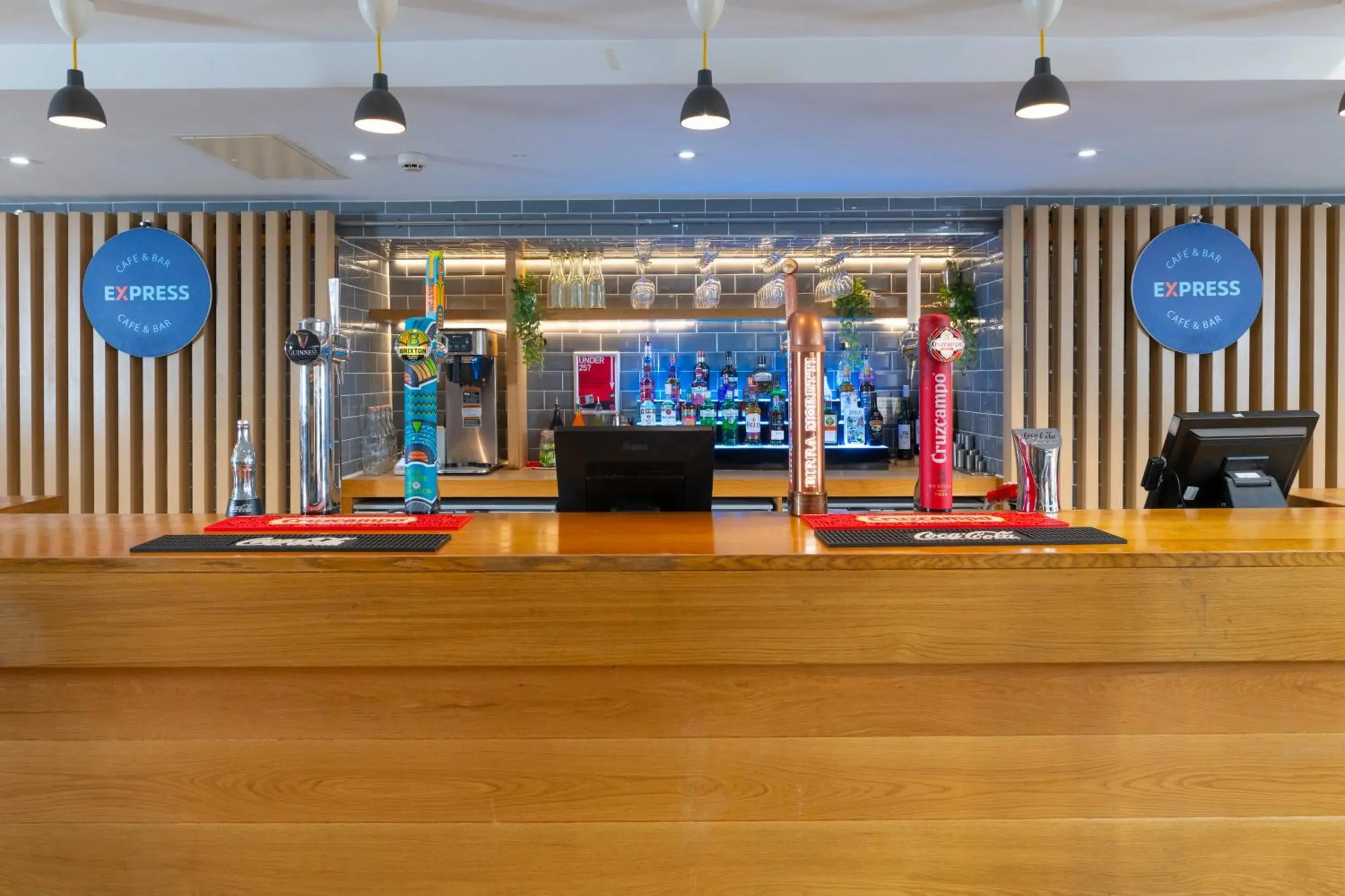 Lounge or bar in Holiday Inn Express Birmingham Airport NEC by IHG Lounge or bar in Holiday Inn Express Birmingham Airport NEC by IHG