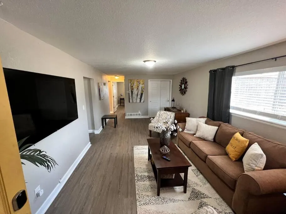 Bed in Spacious Westminster 2bd/1ba