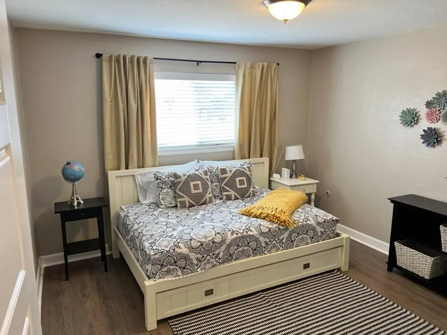 Bed in Spacious Westminster 2bd/1ba