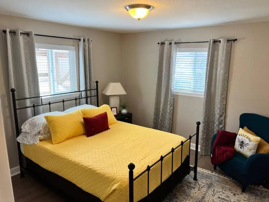 Bed in Spacious Westminster 2bd/1ba
