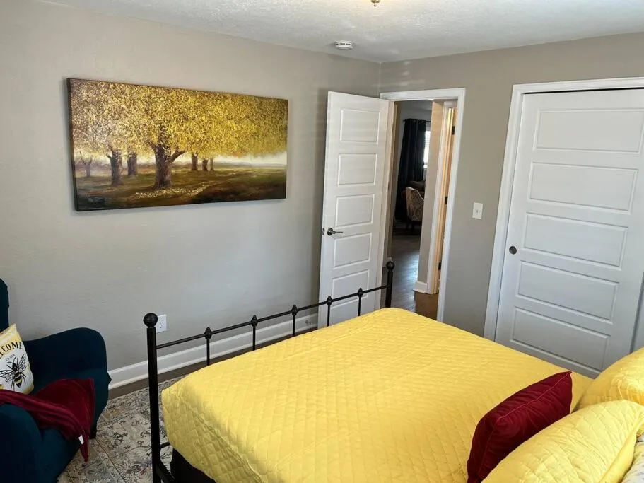 Bed in Spacious Westminster 2bd/1ba