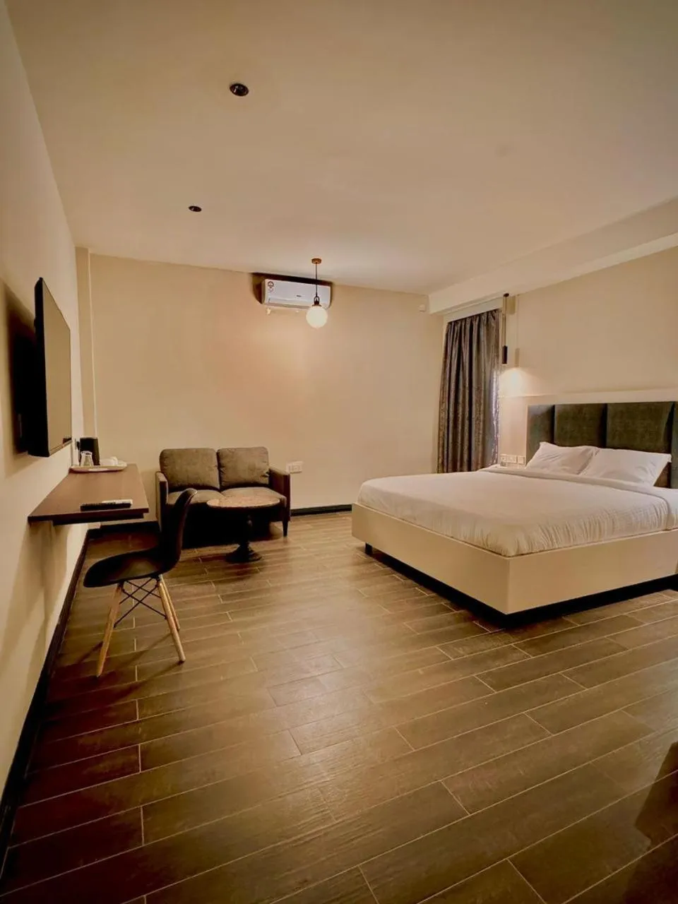 Communal lounge/ TV room, Bed in The Ivory Hotel