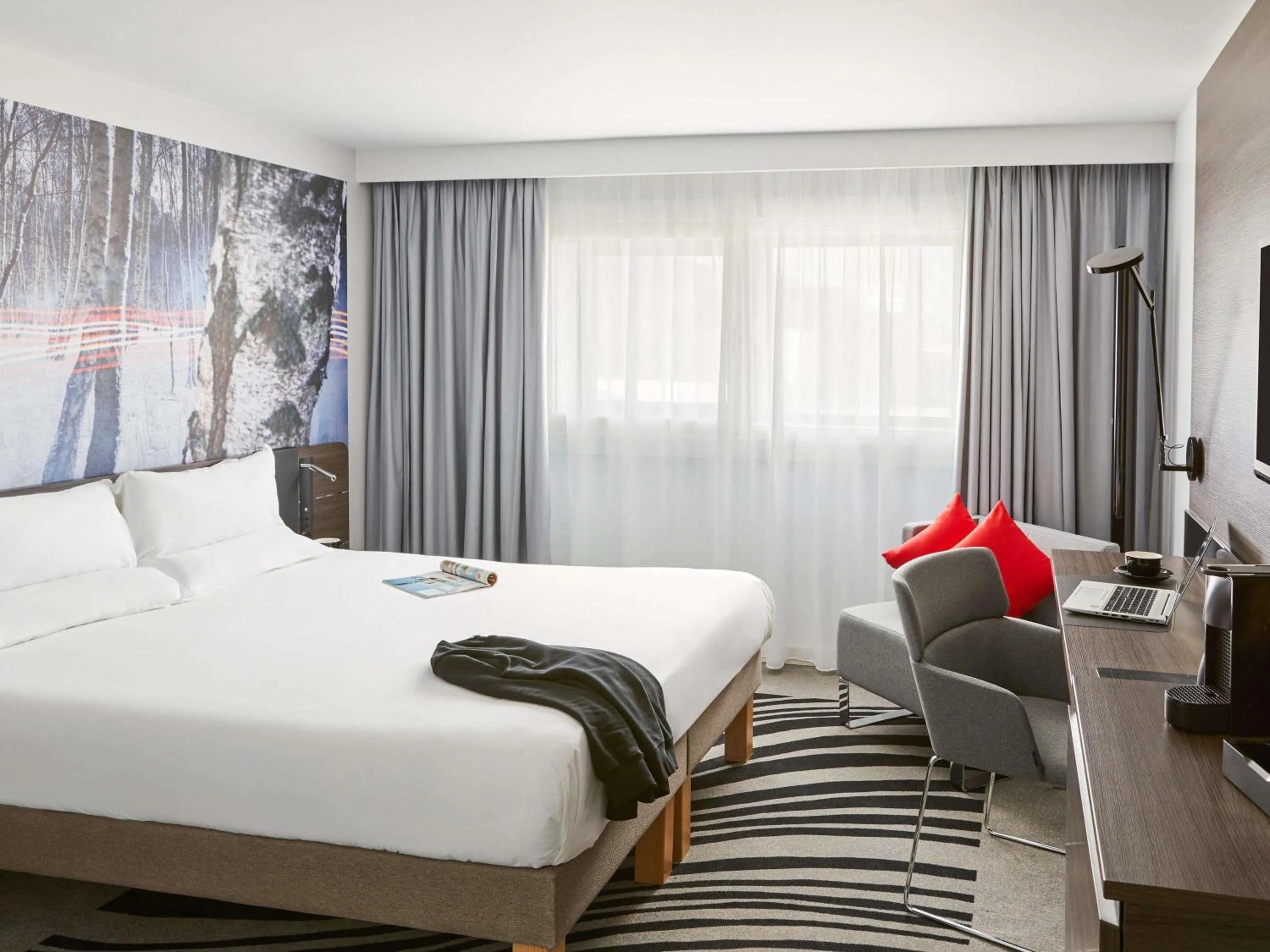 Bedroom, Bed in Novotel Birmingham Airport Terminal Building - NEC