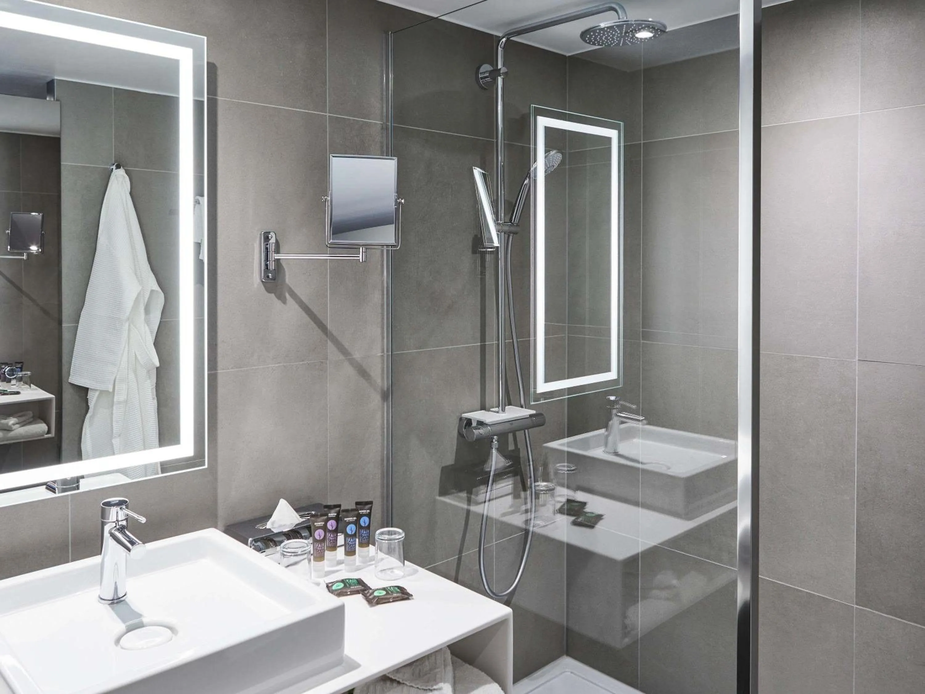 Bedroom in Novotel Birmingham Airport Terminal Building - NEC