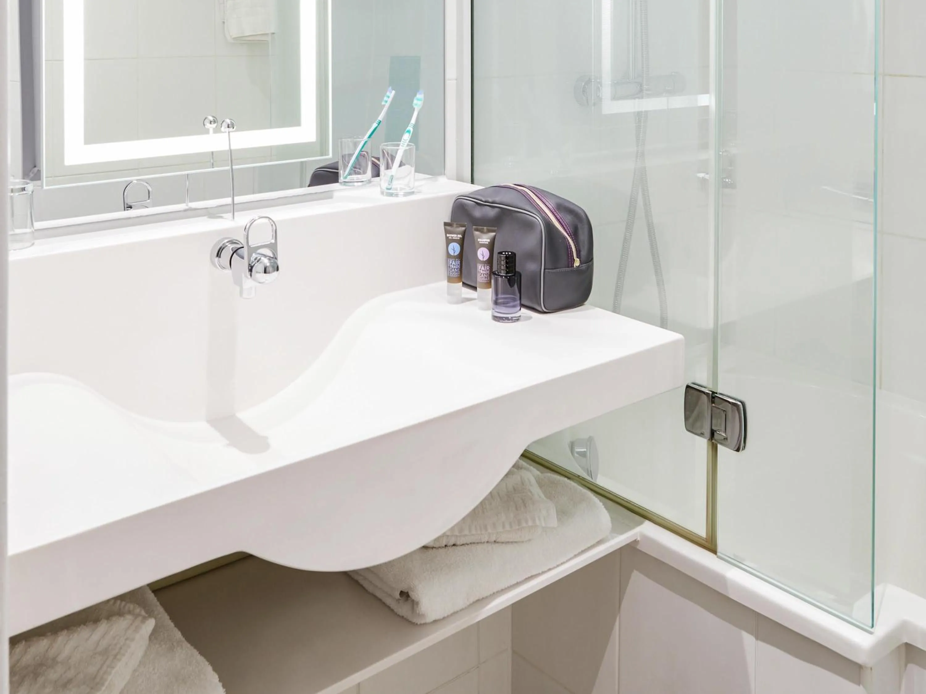 Bedroom in Novotel Birmingham Airport Terminal Building - NEC