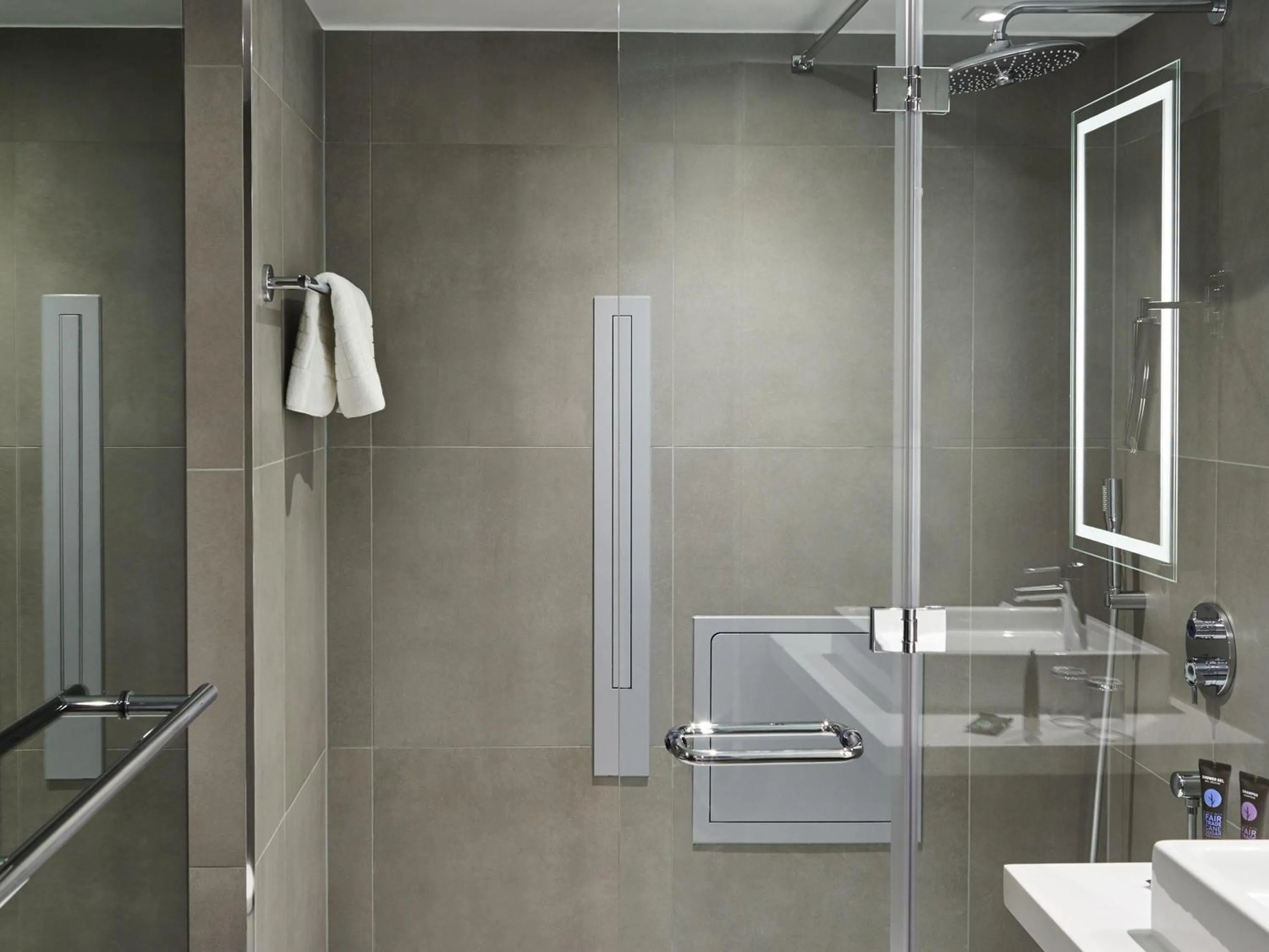 Bedroom in Novotel Birmingham Airport Terminal Building - NEC