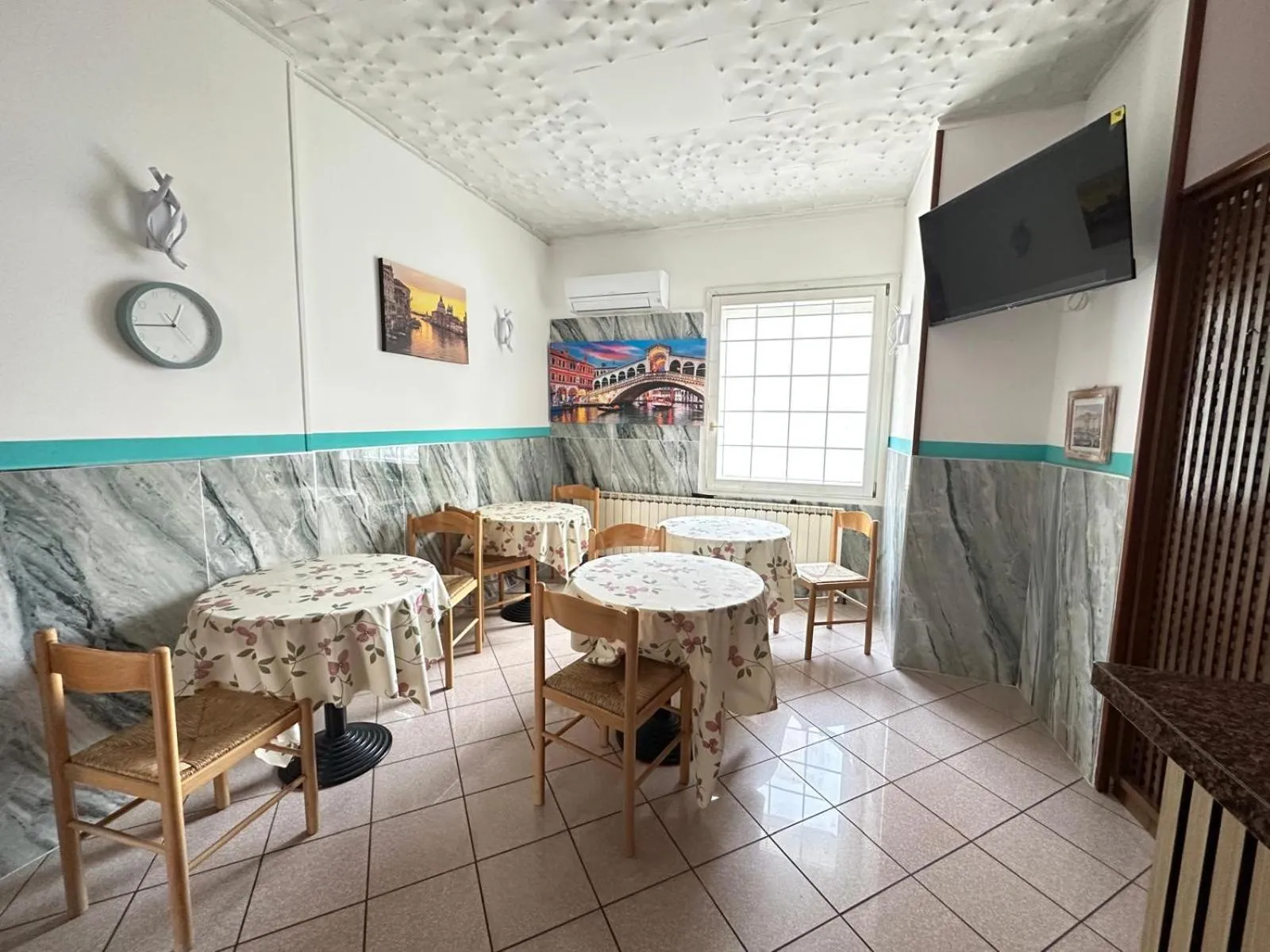 Communal lounge/ TV room in Hotel Tito