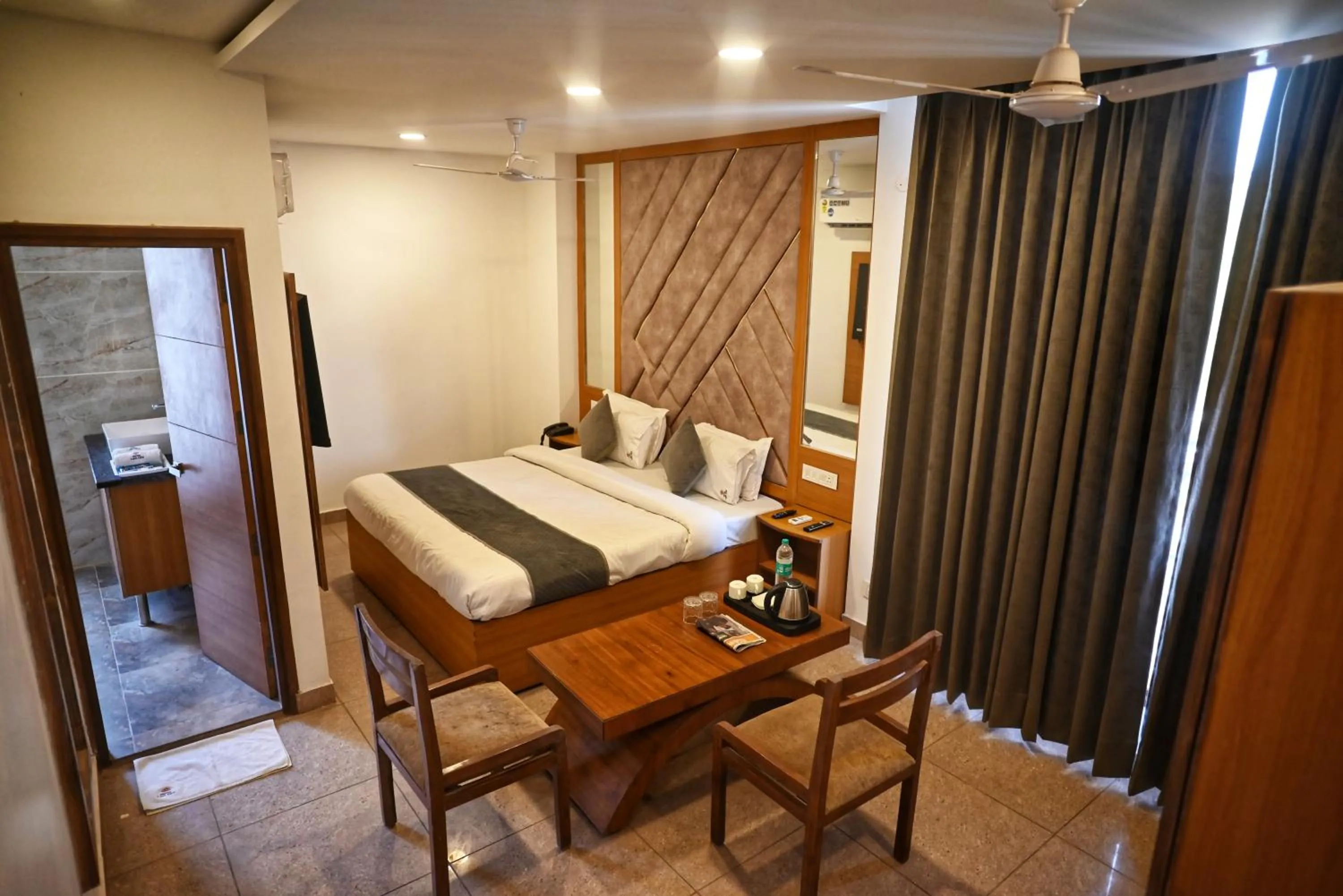 Bed in Hotel Lake View - Near Sukhna Lake