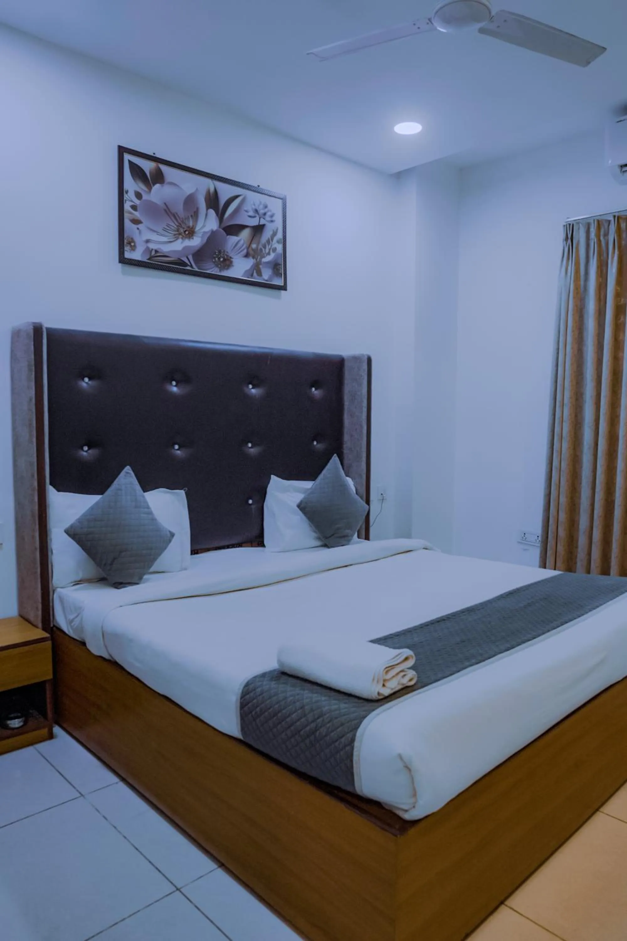 Bedroom, Bed in Hotel Lake View - Near Sukhna Lake