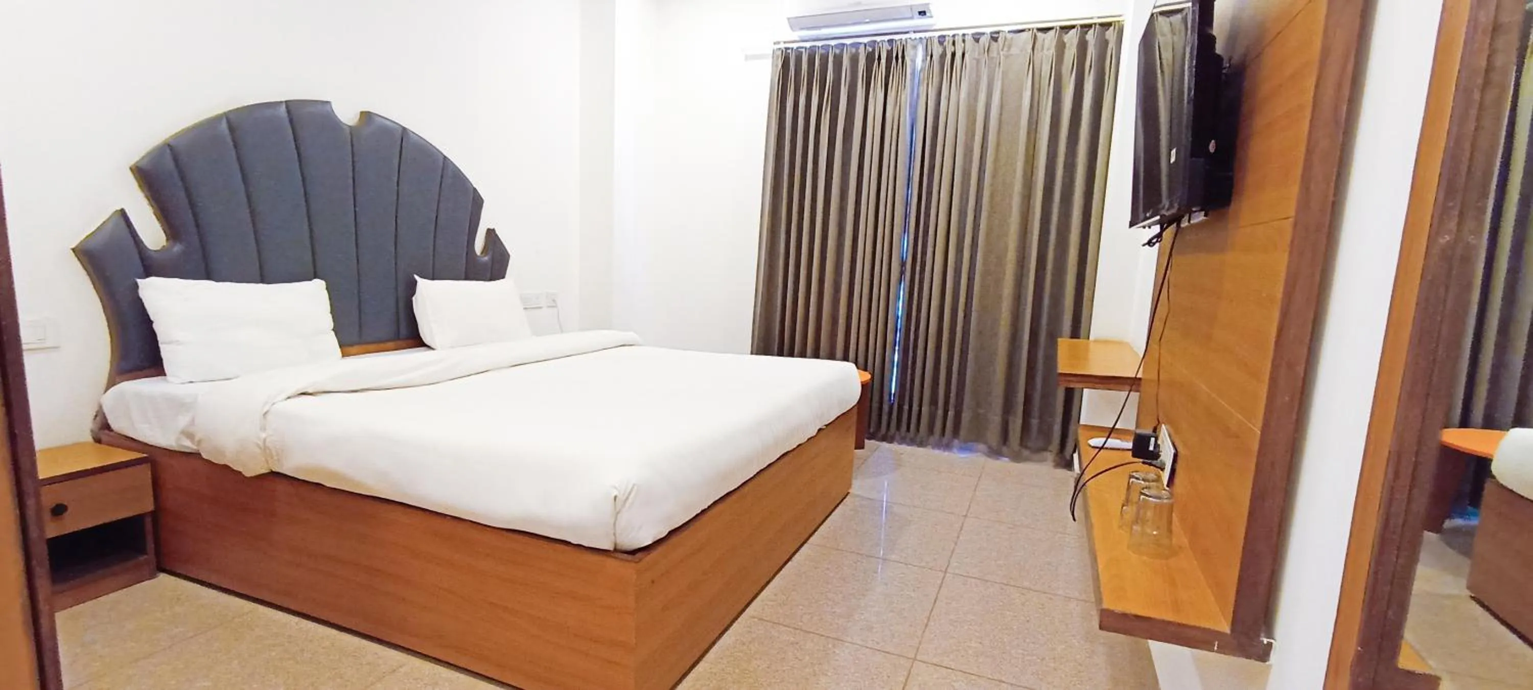 View (from property/room), Bed in Hotel Lake View - Near Sukhna Lake