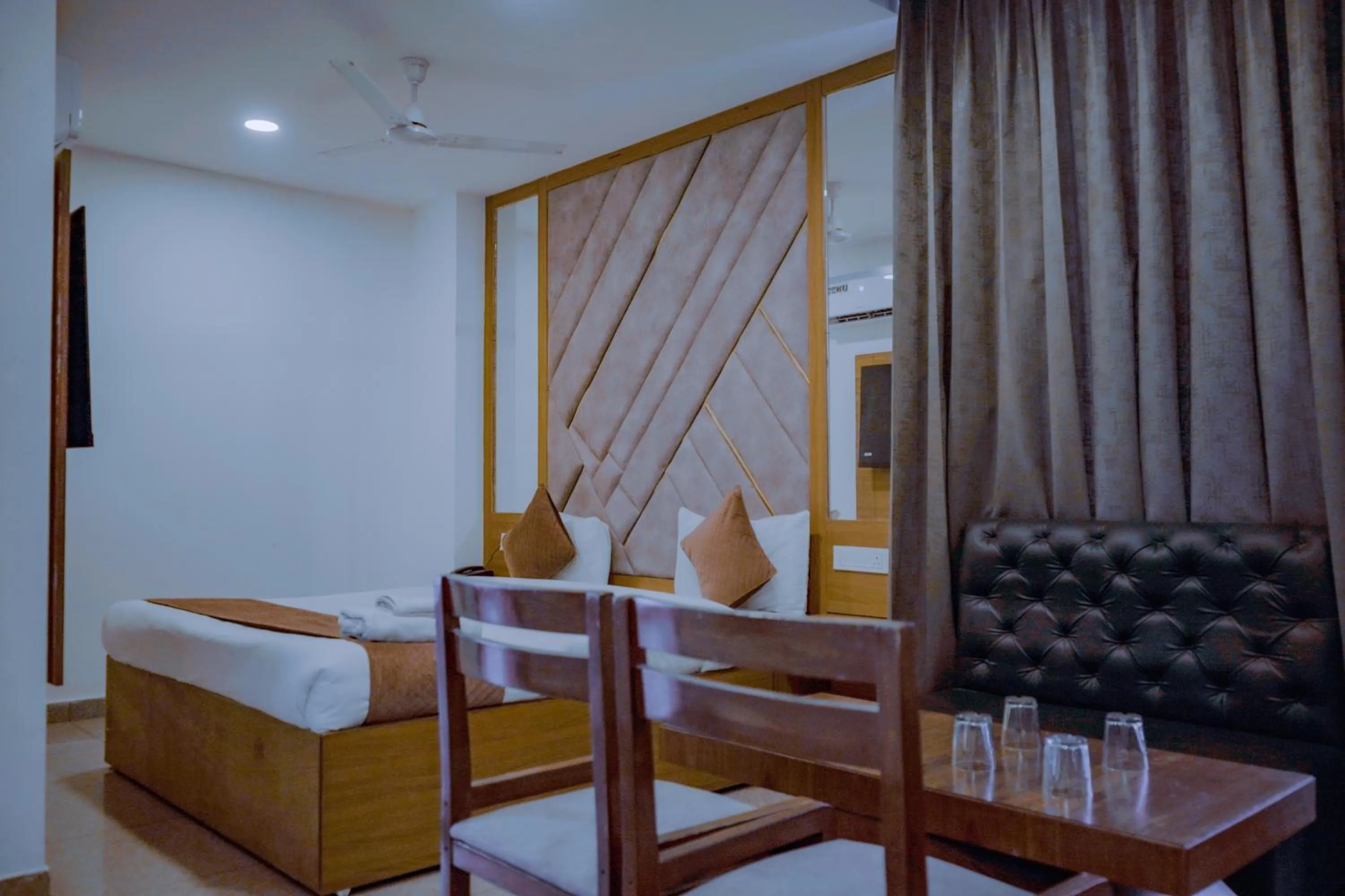 Bed in Hotel Lake View - Near Sukhna Lake