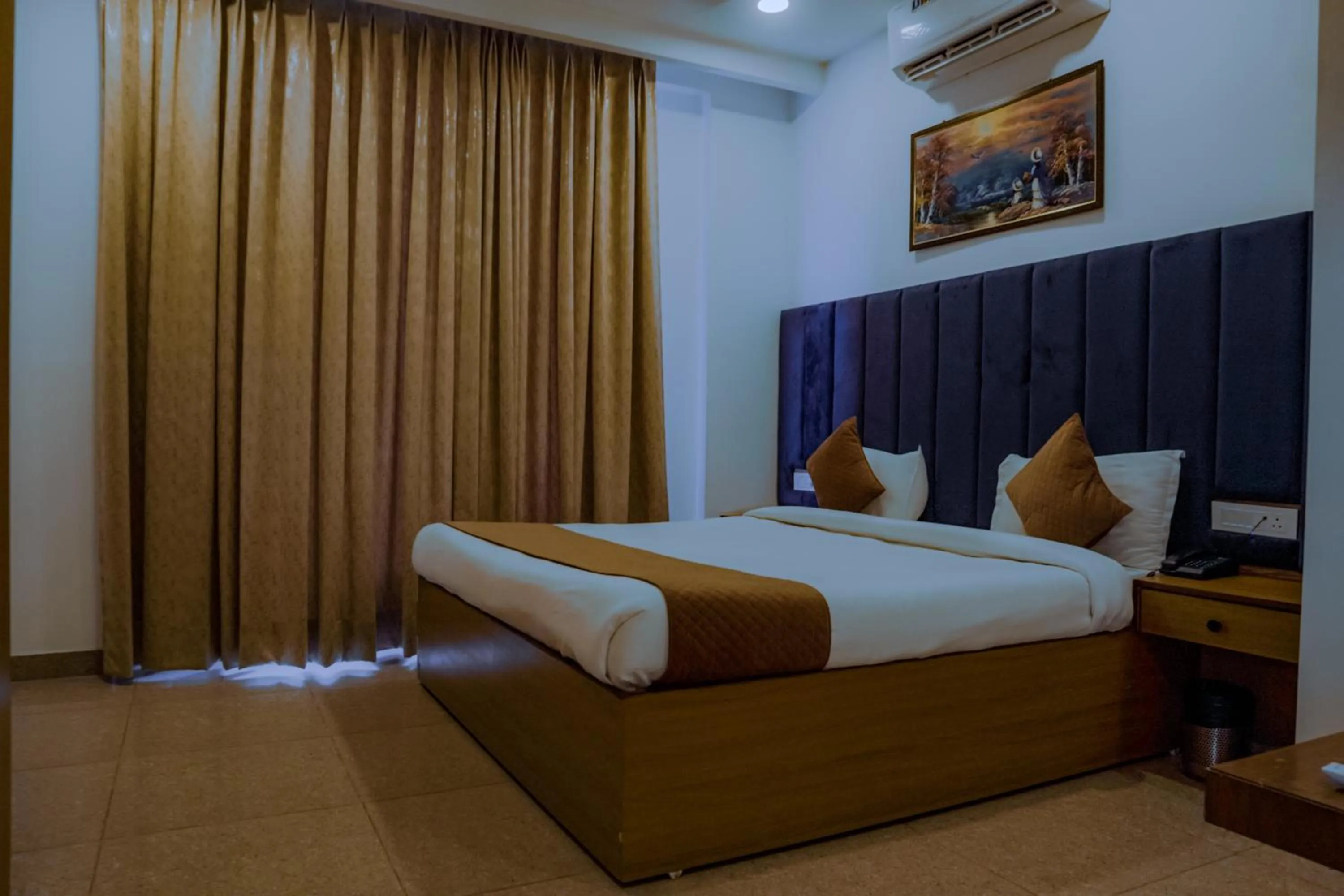 Balcony/Terrace, Bed in Hotel Lake View - Near Sukhna Lake