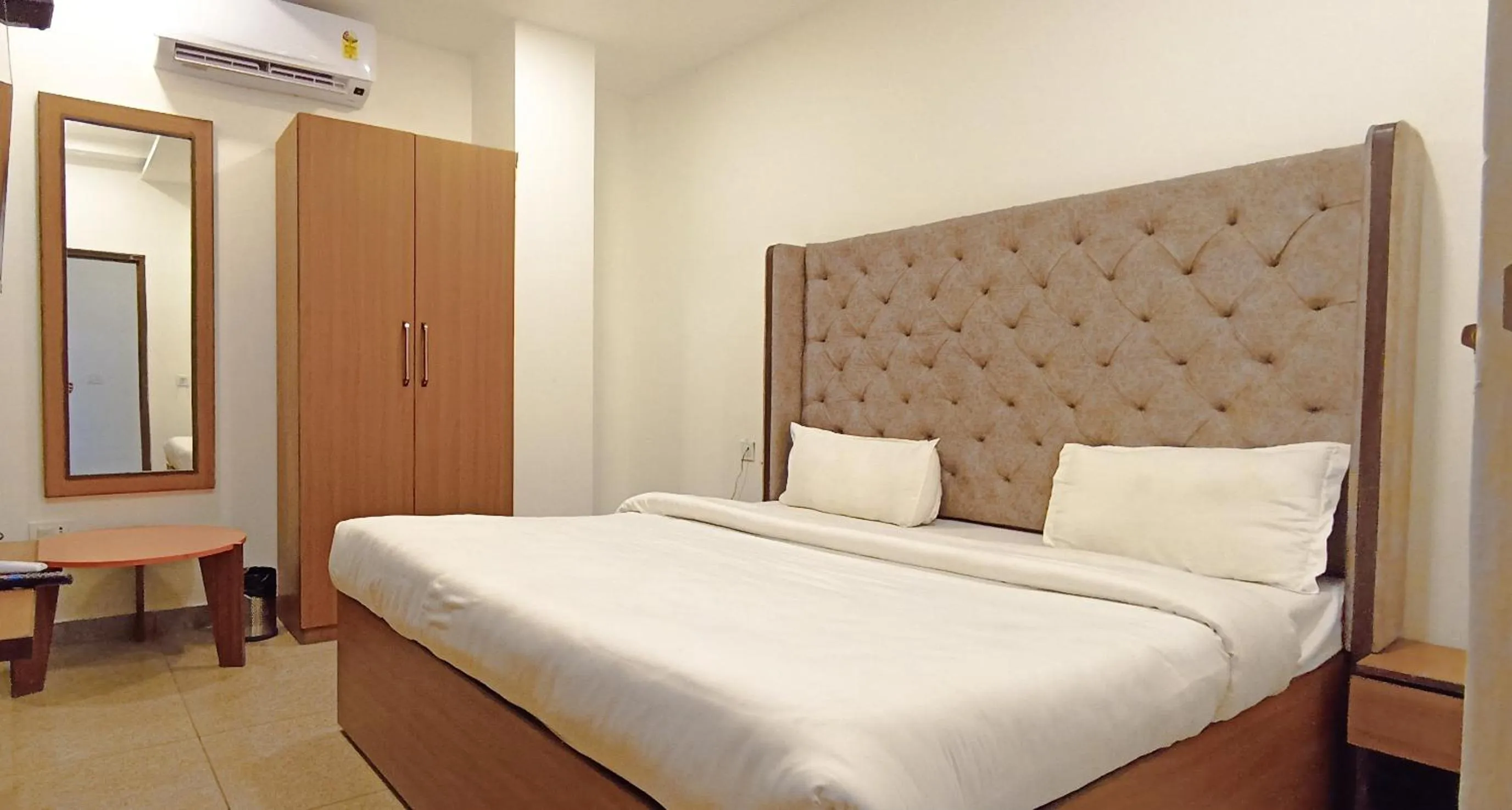 Bedroom, Bed in Hotel Lake View - Near Sukhna Lake