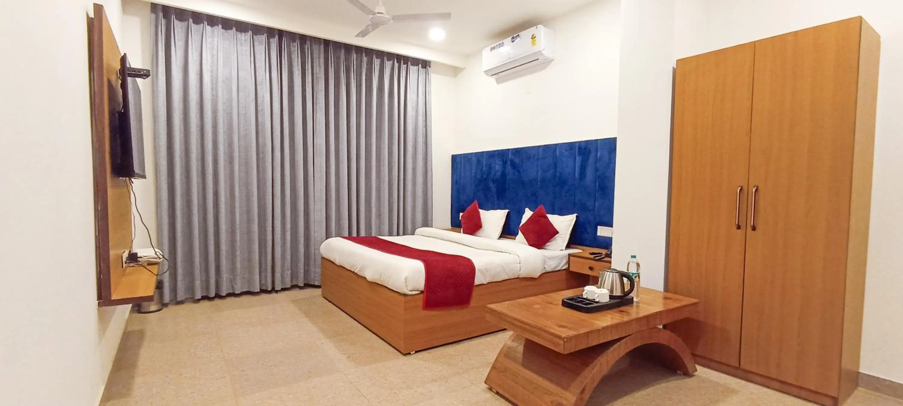 View (from property/room), Bed in Hotel Lake View - Near Sukhna Lake