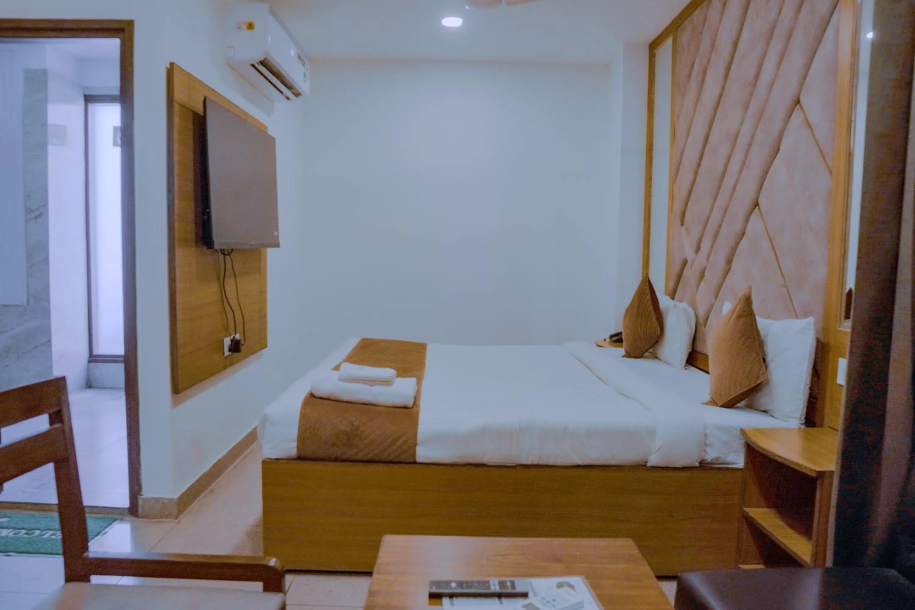 Bed in Hotel Lake View - Near Sukhna Lake