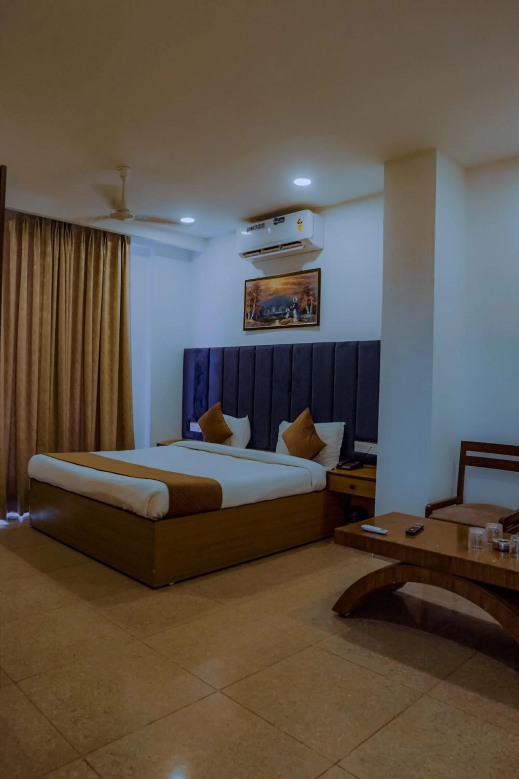 Bedroom, Bed in Hotel Lake View - Near Sukhna Lake