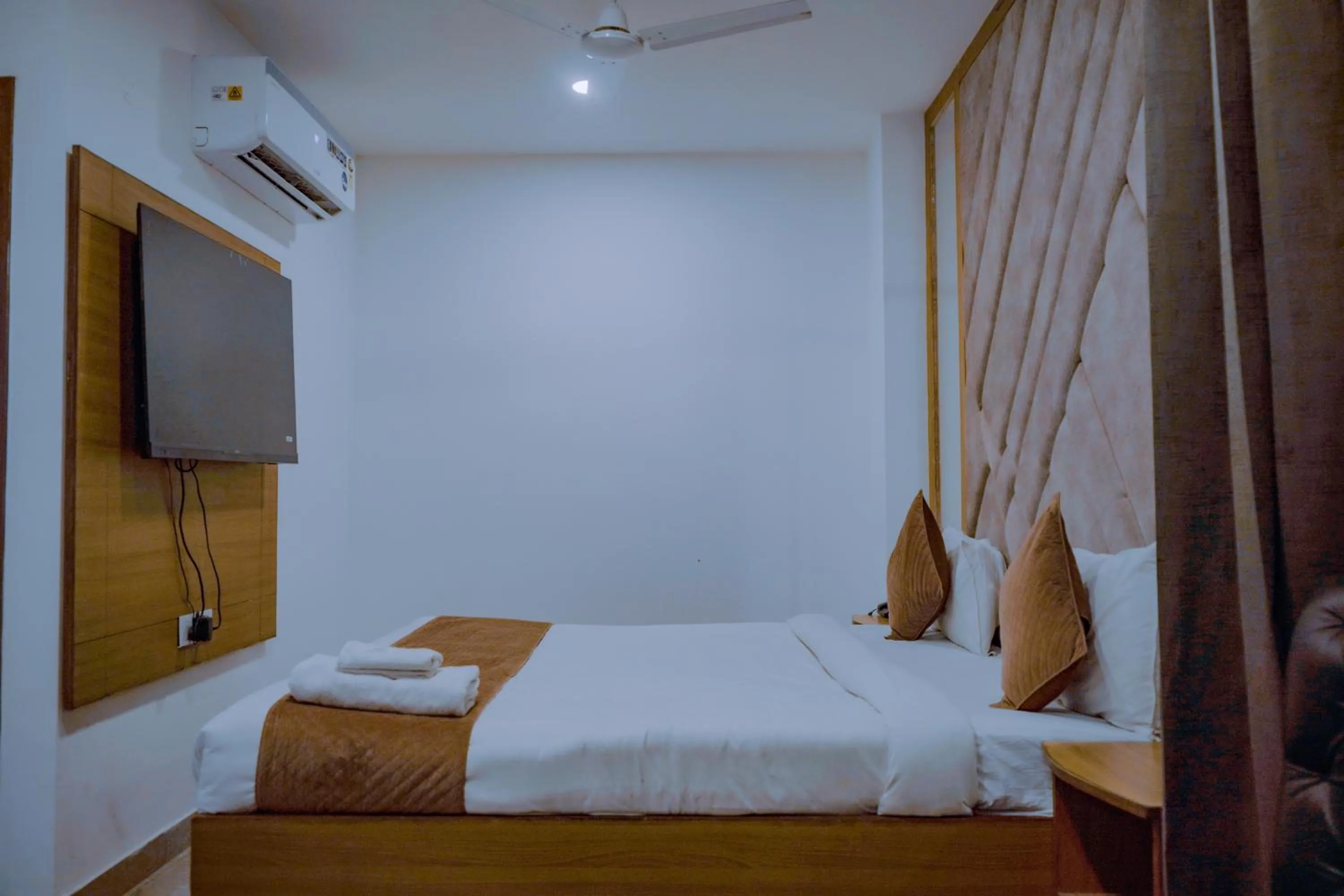 Bed in Hotel Lake View - Near Sukhna Lake