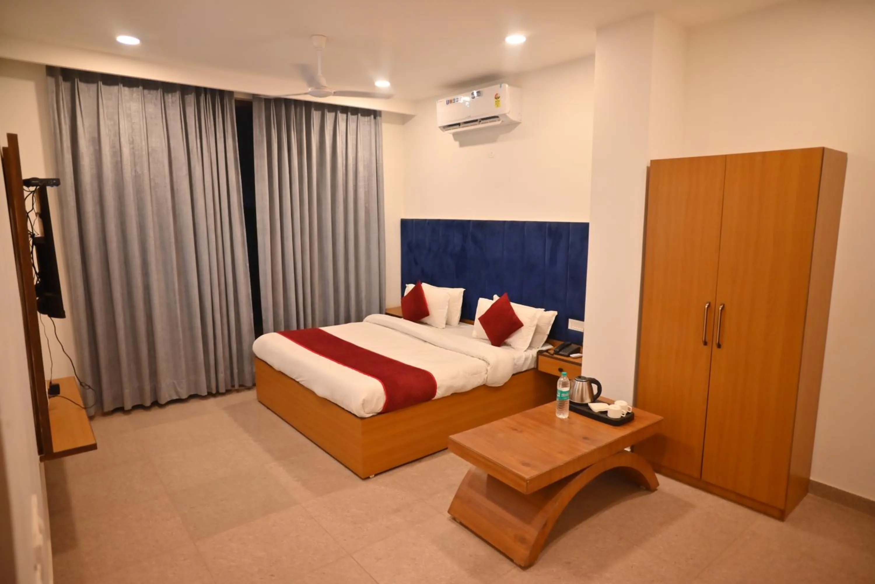 Bedroom, Bed in Hotel Lake View - Near Sukhna Lake
