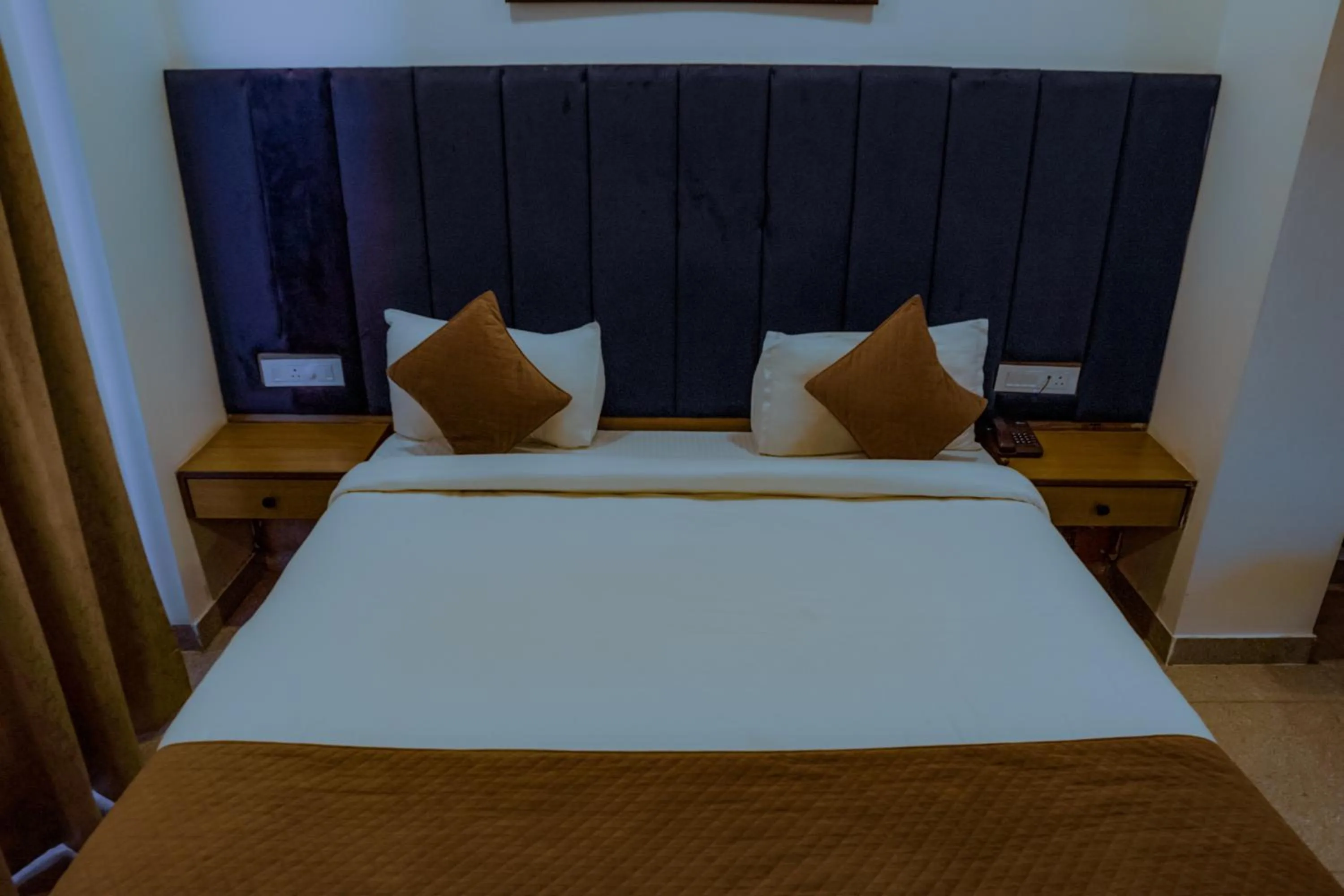 Bed in Hotel Lake View - Near Sukhna Lake