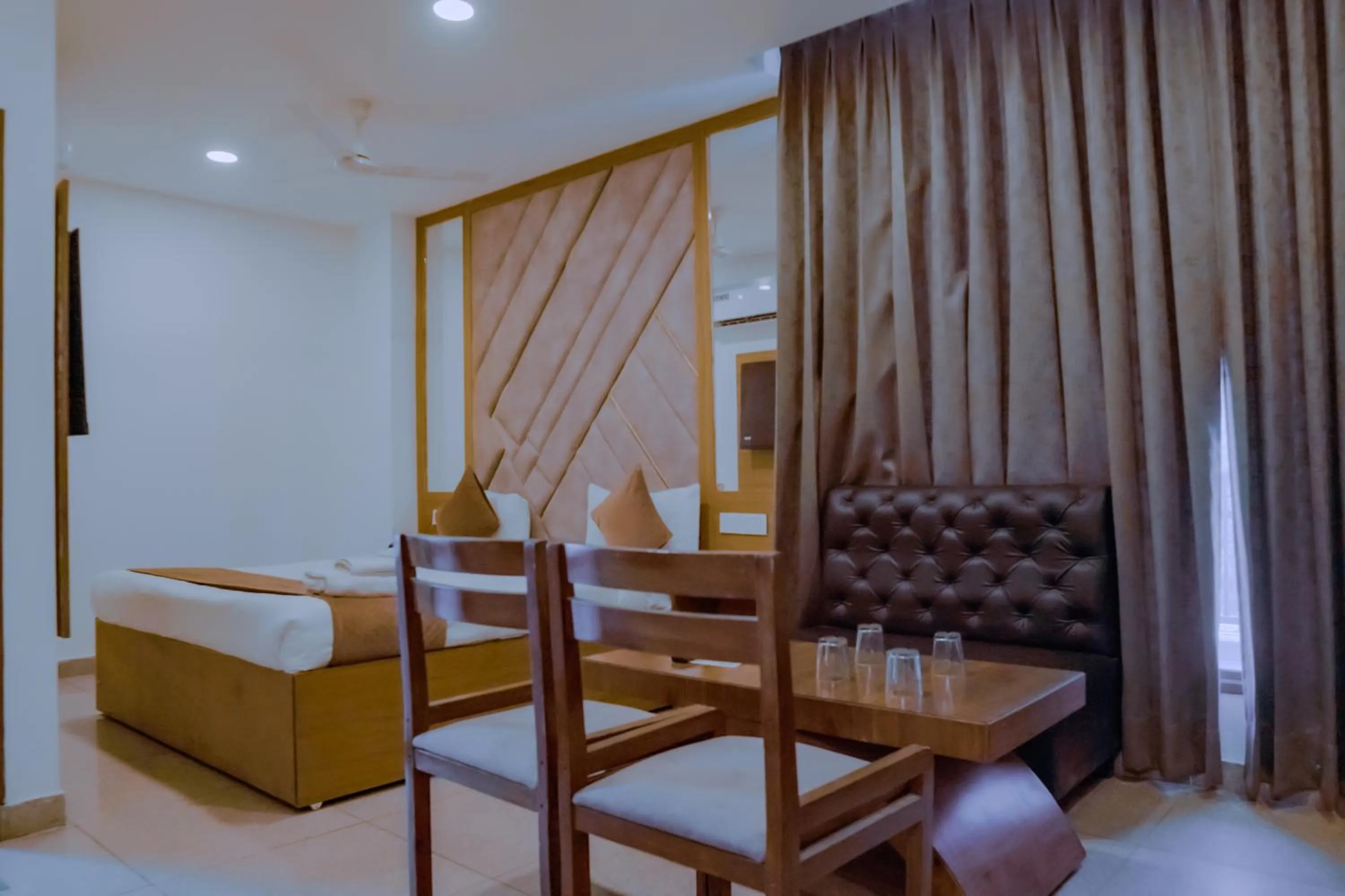 VIP in Hotel Lake View - Near Sukhna Lake