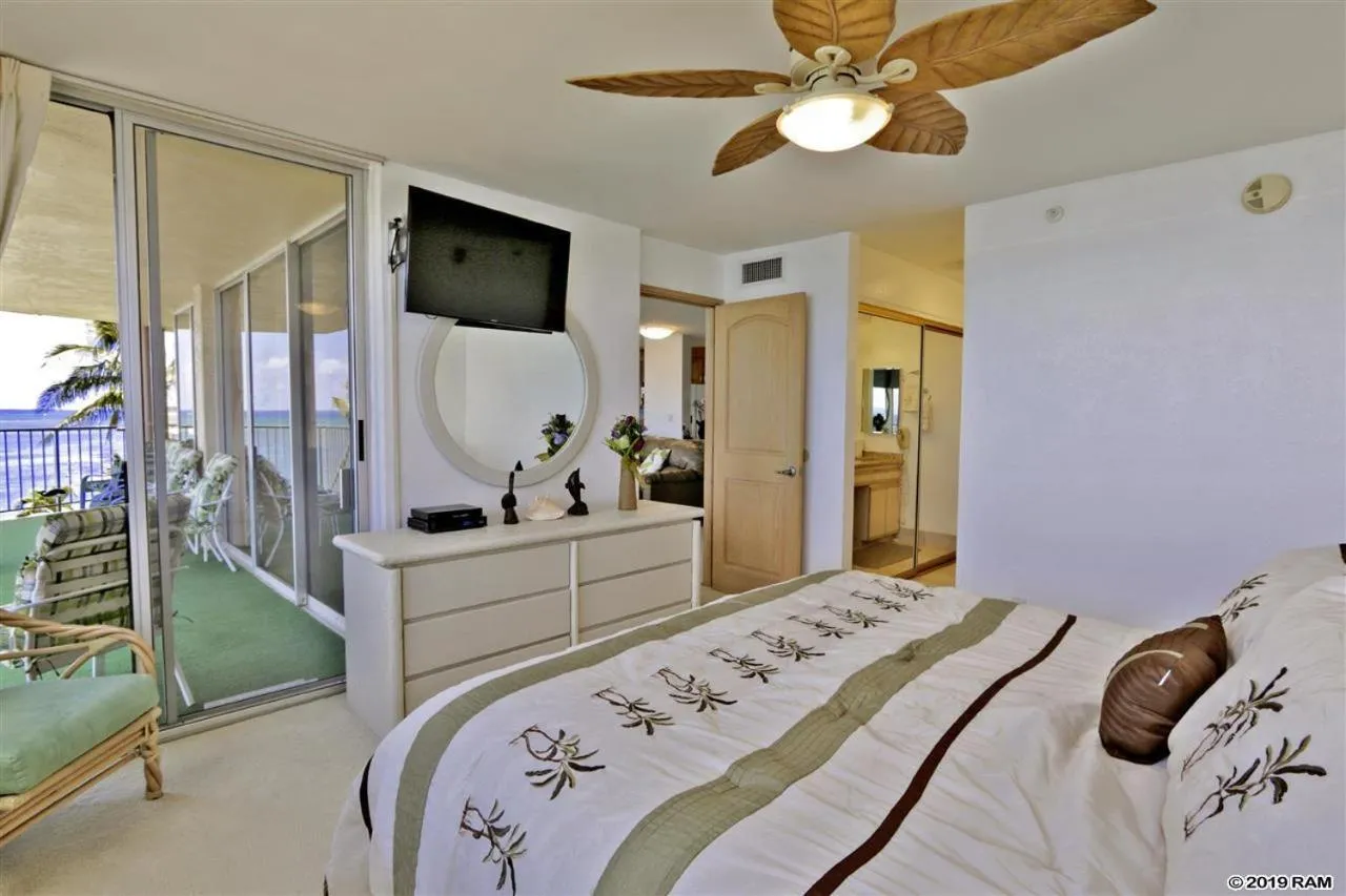 Property building, Bed in Royal Kahana