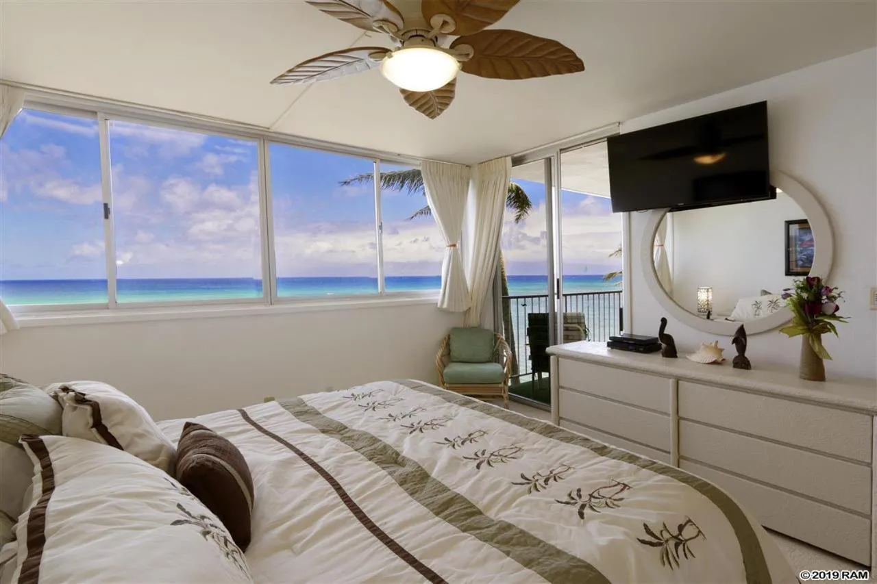 Property building, Bed in Royal Kahana
