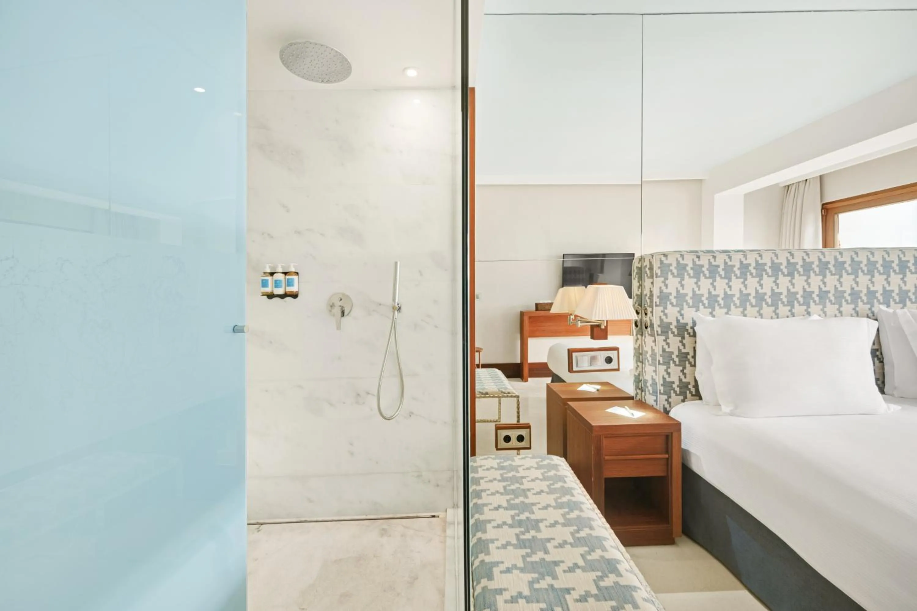 Shower, Bed in Gecko Hotel & Beach Club