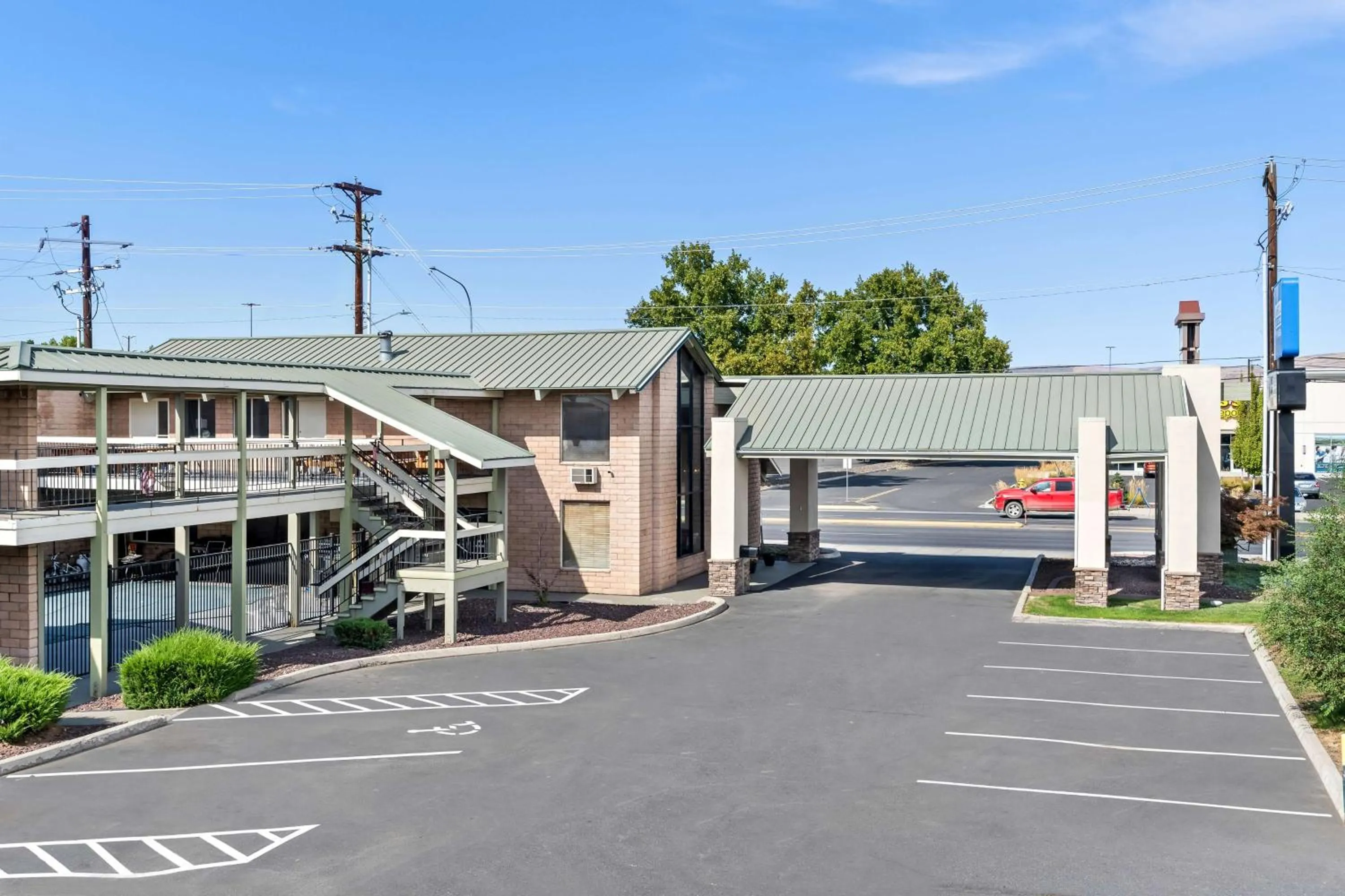 Property building in Americas Best Value Inn Yakima