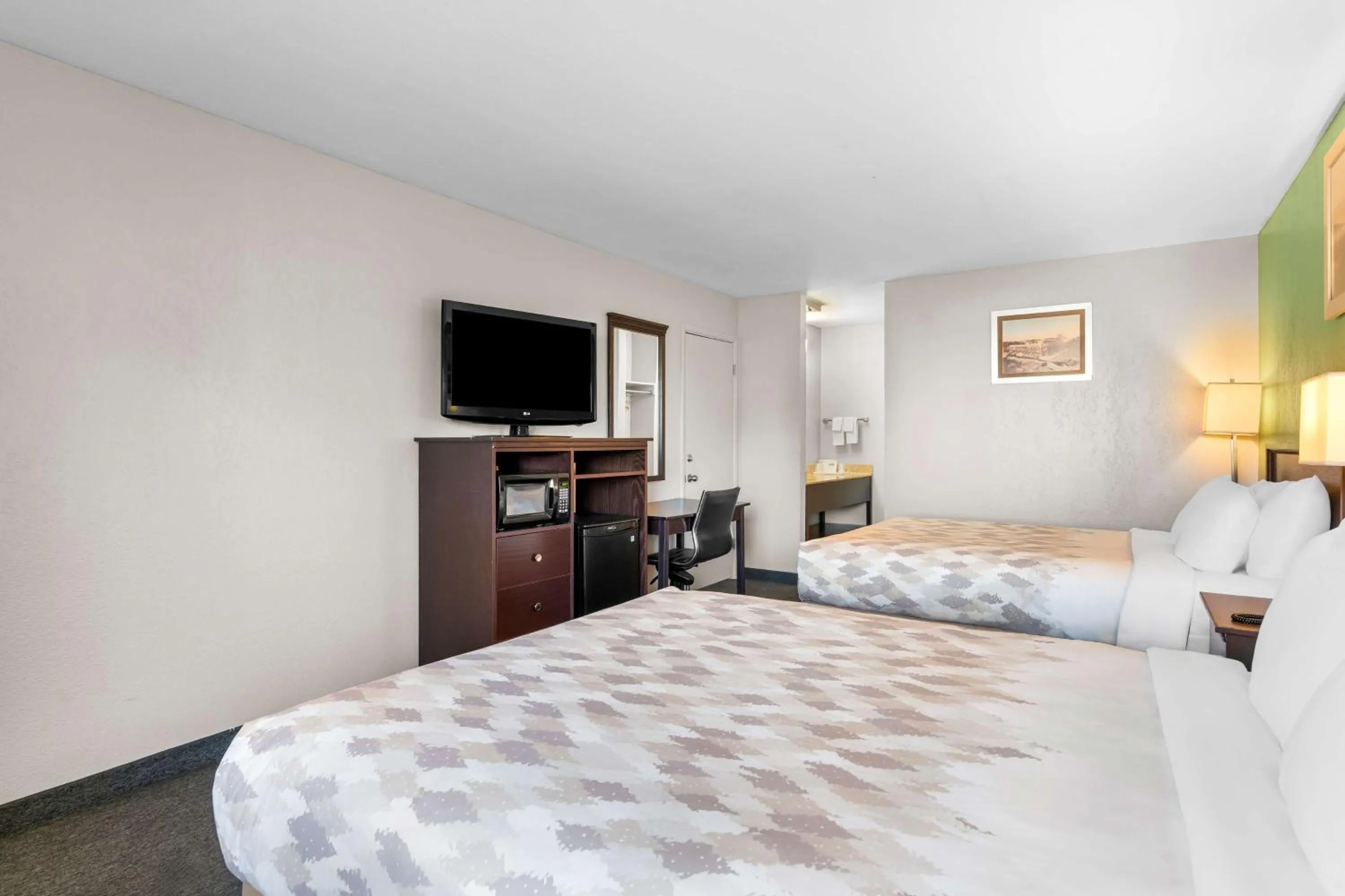 Bedroom in Americas Best Value Inn Yakima