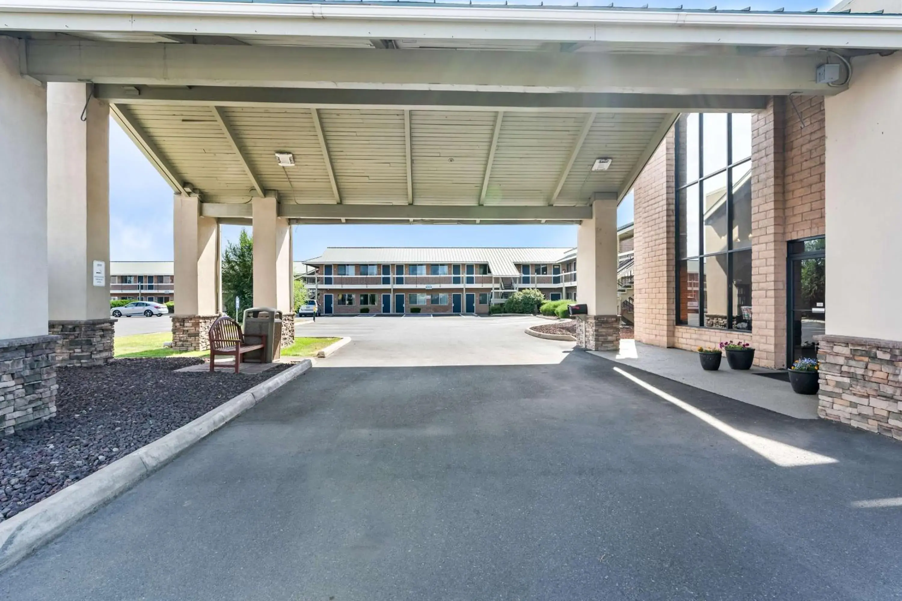 Property building in Americas Best Value Inn Yakima Property building in Americas Best Value Inn Yakima