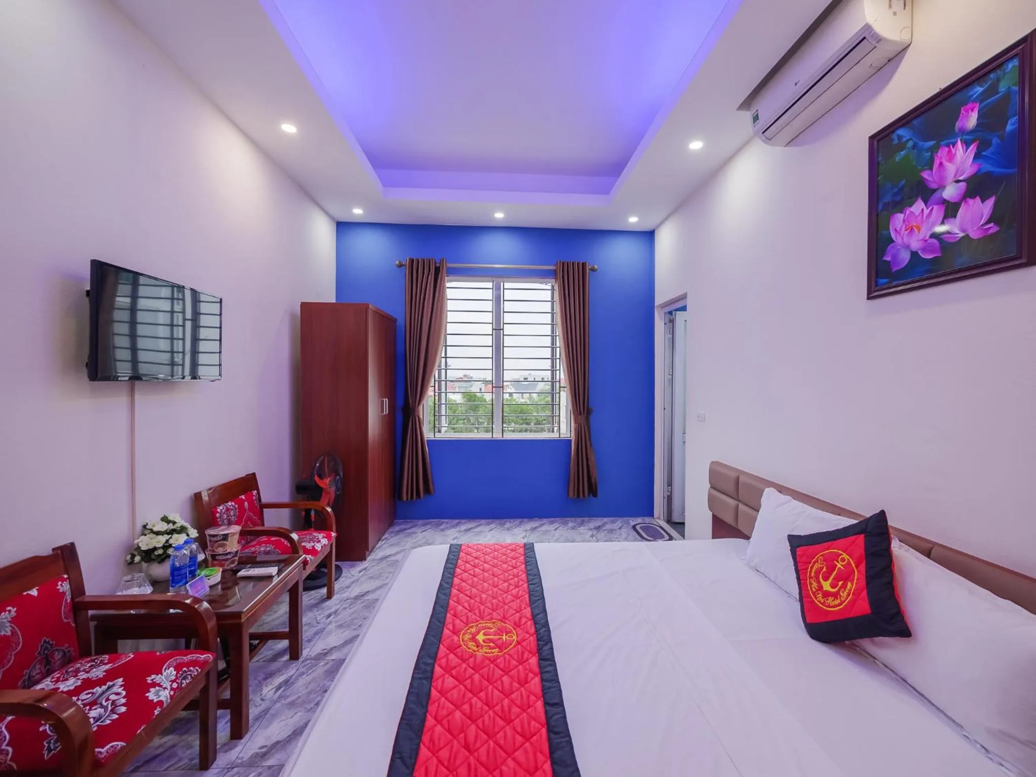 Quiet street view, Bed in TITANIC 3 HOTEL