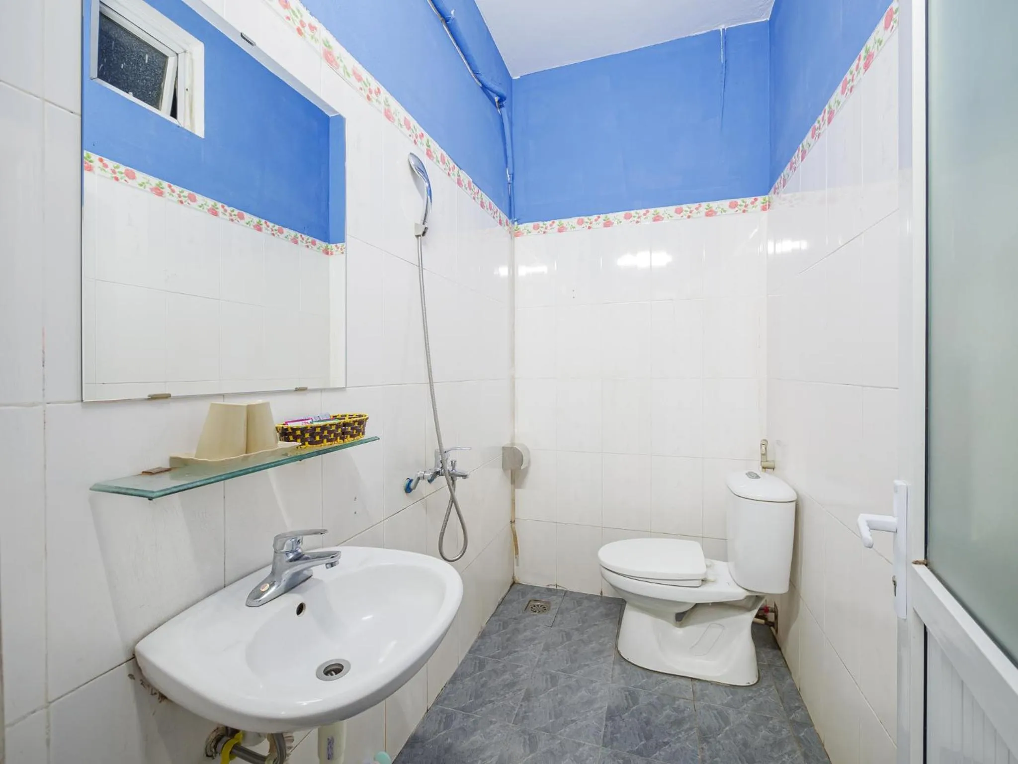 Shower in TITANIC 3 HOTEL